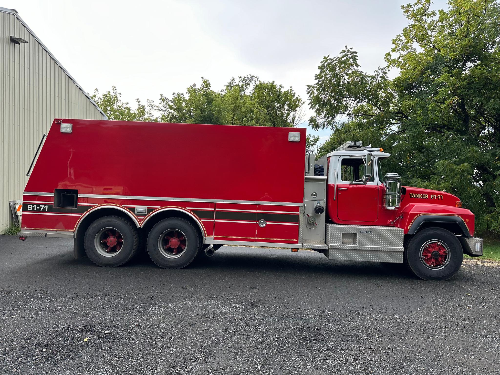 1992 Saulsbury/Mack 3000 Gallon Tender - image 2
