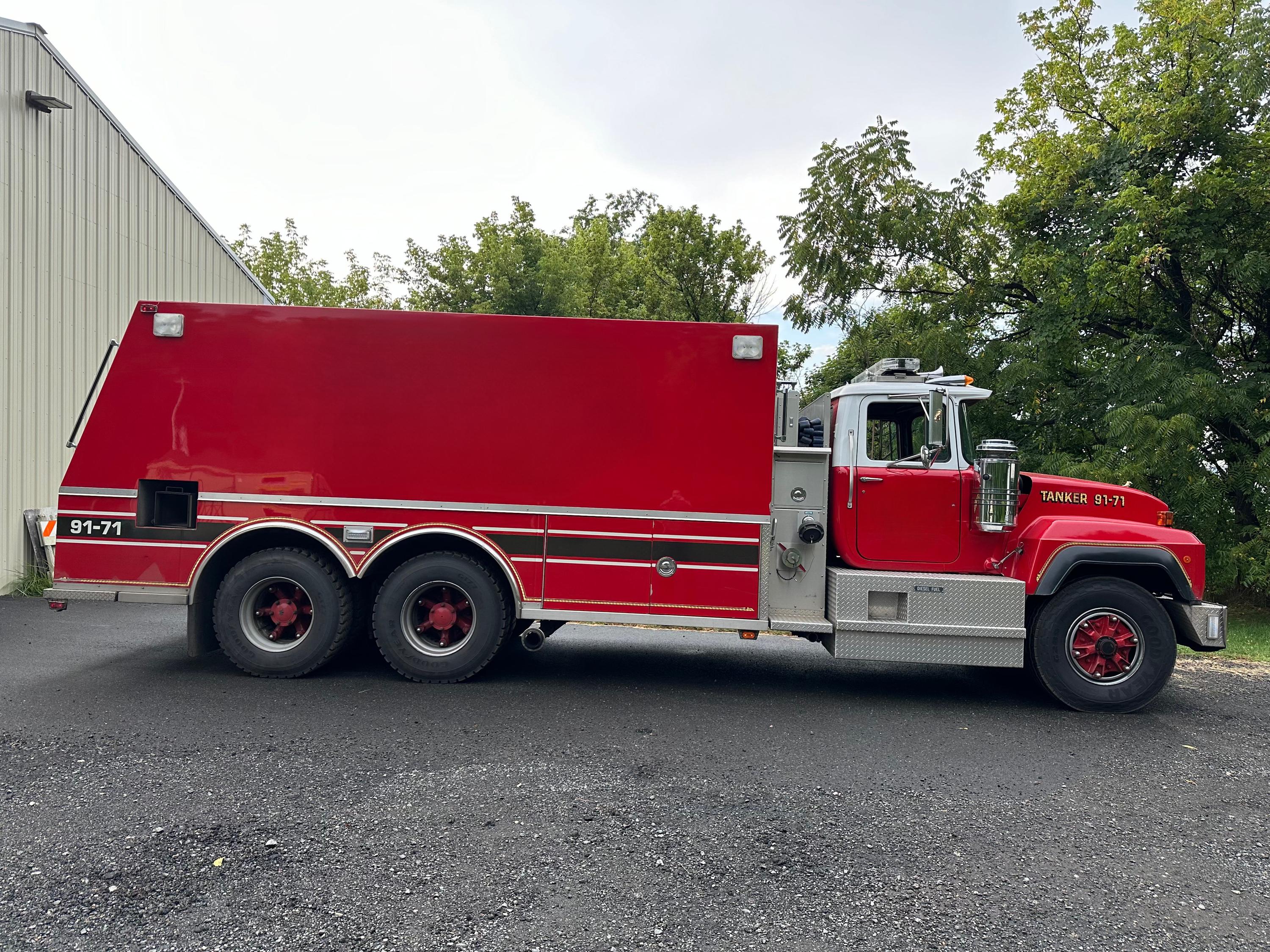 1992 Saulsbury/Mack 3000 Gallon Tender - image 2