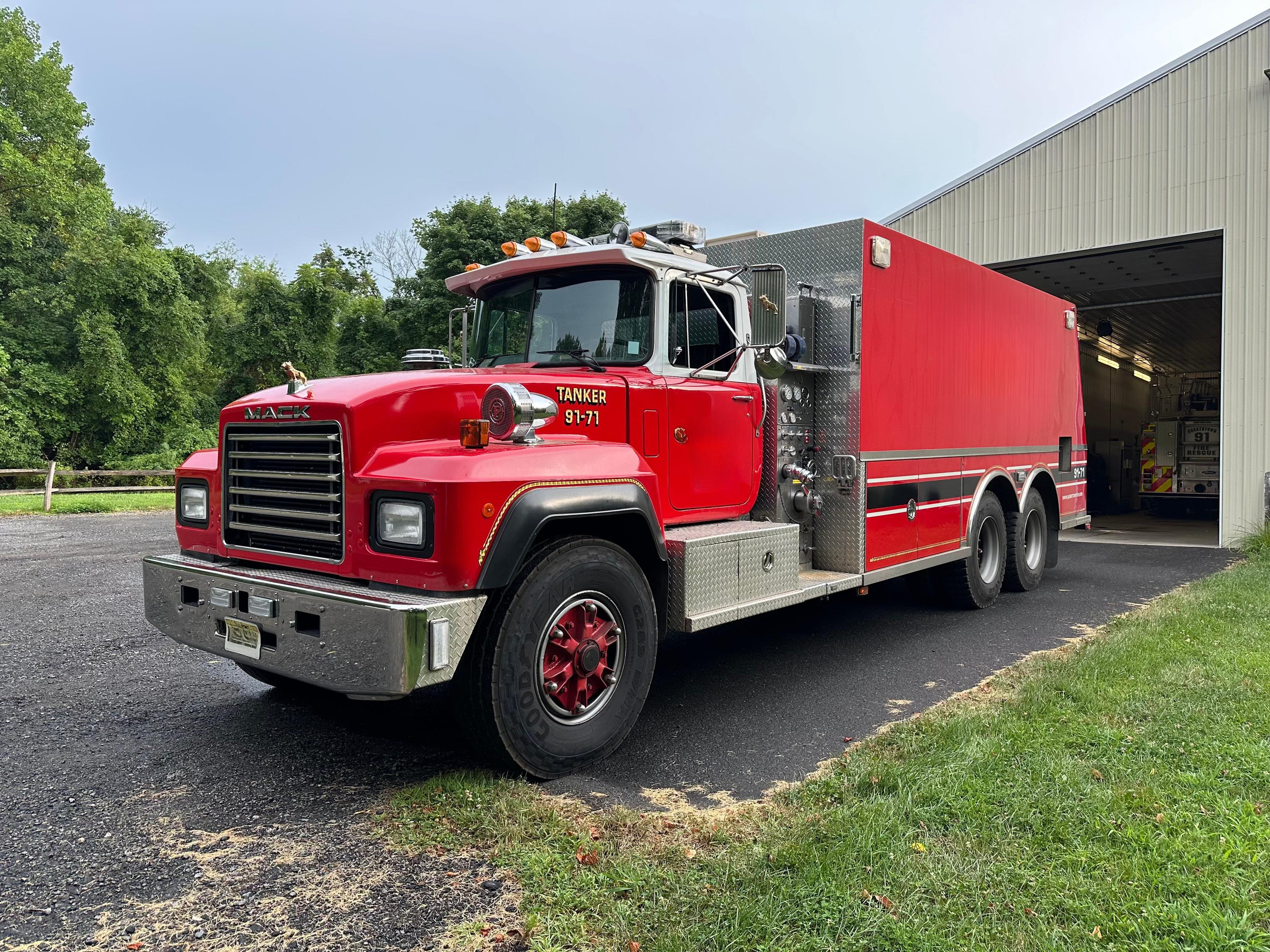 1992 Saulsbury/Mack 3000 Gallon Tender - image 1