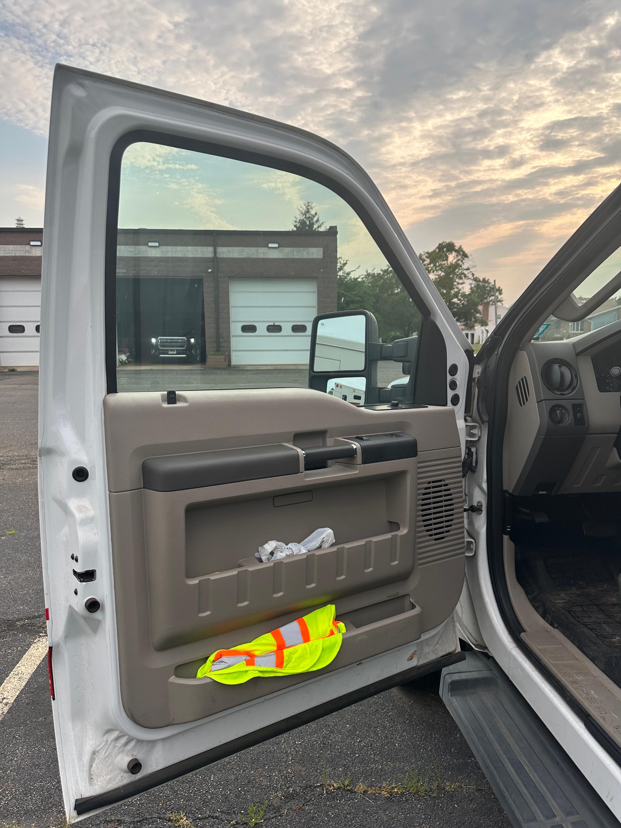 2008 Ford F350 Super Duty with Plow - image 5