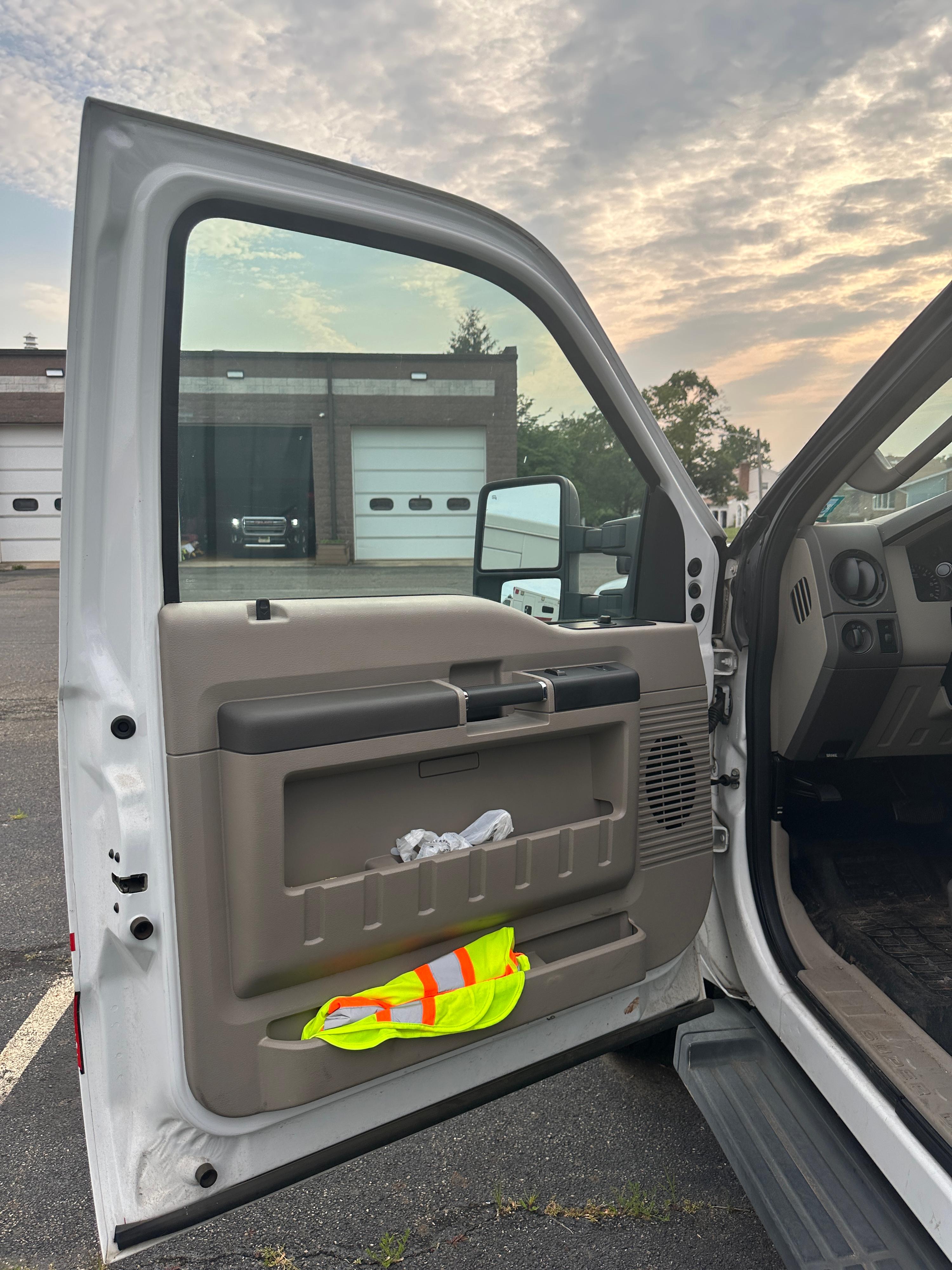 2008 Ford F350 Super Duty with Plow - image 5