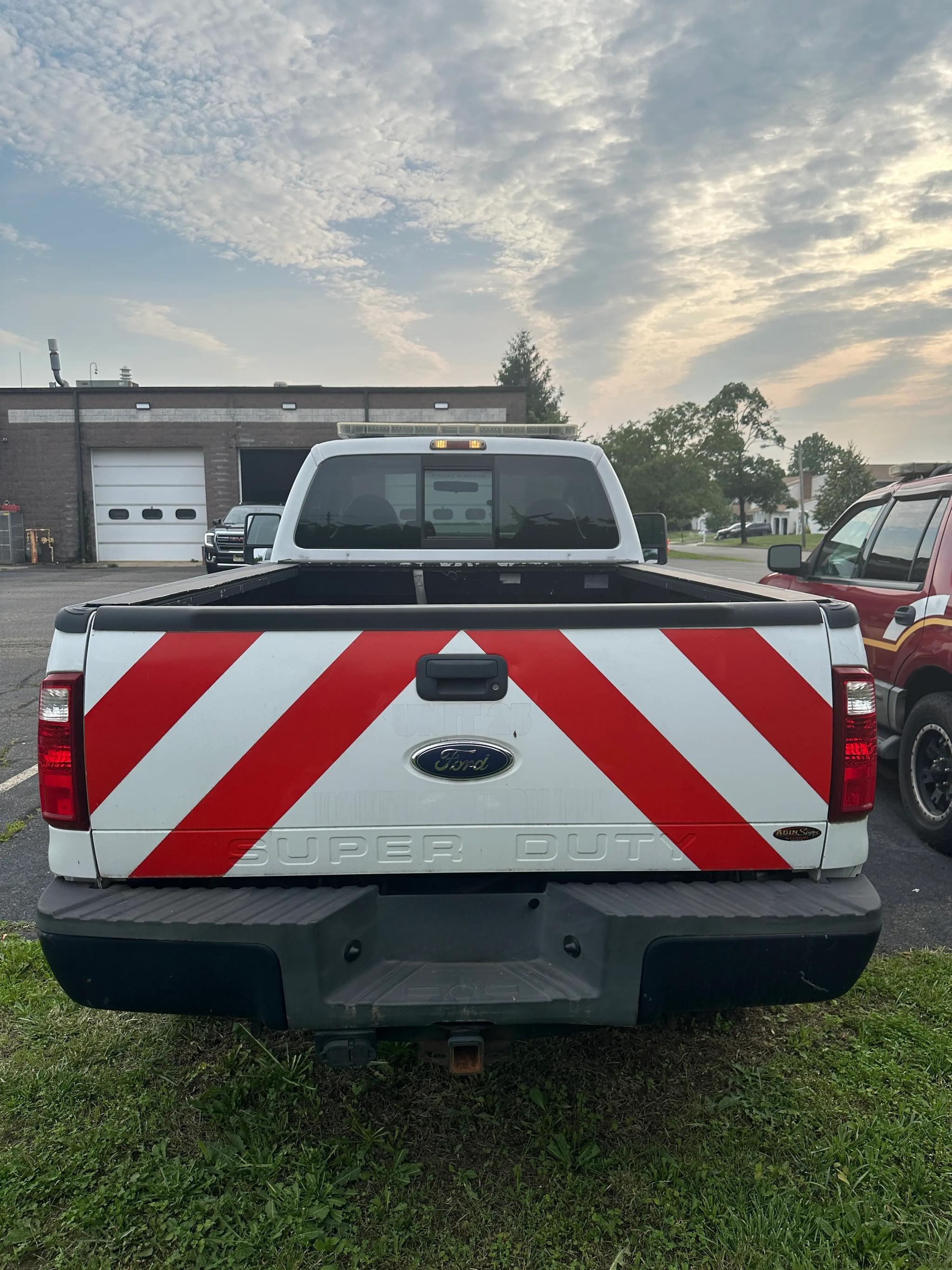 2008 Ford F350 Super Duty with Plow - image 3