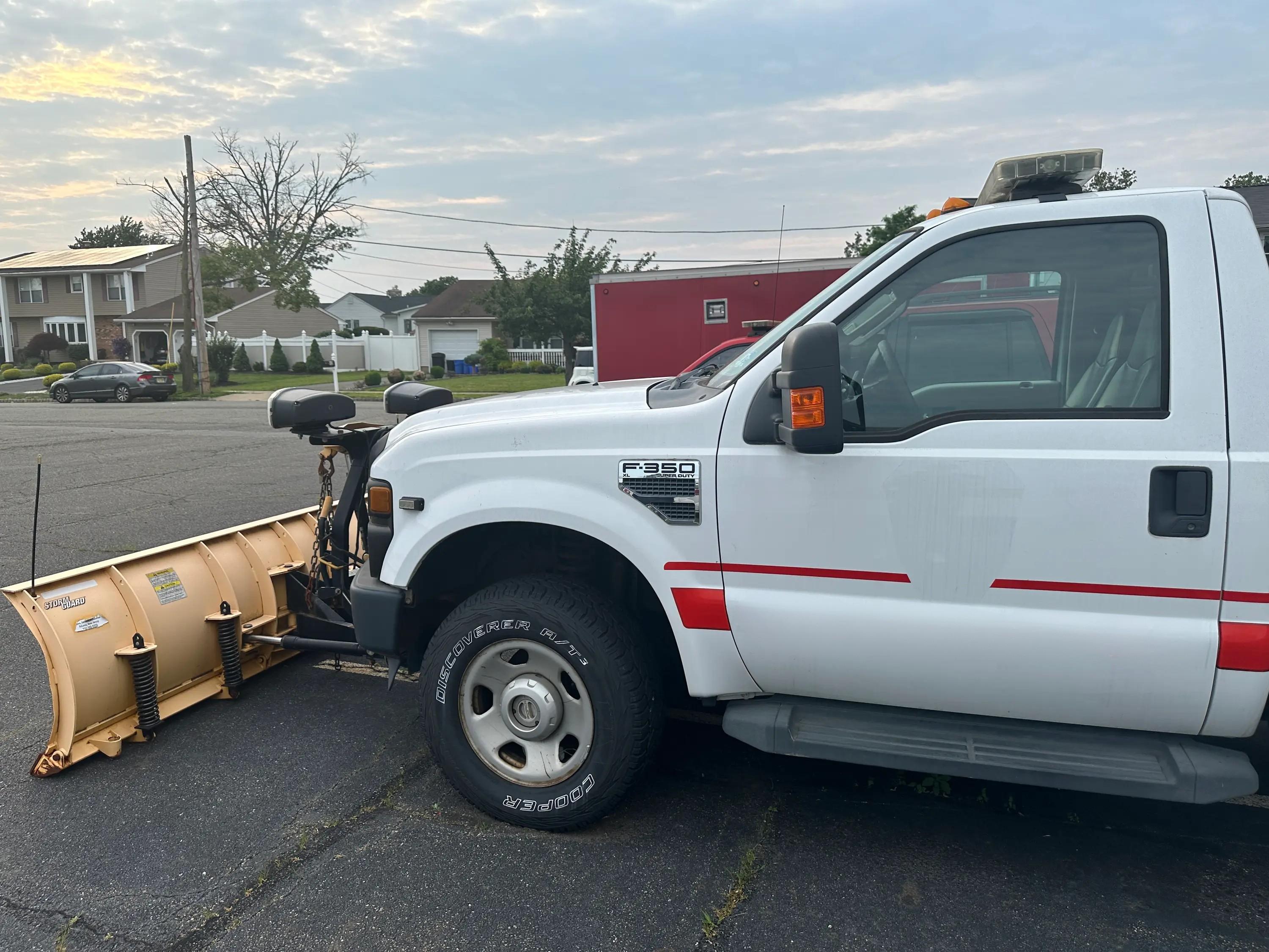 2008 Ford F350 Super Duty with Plow - image 4