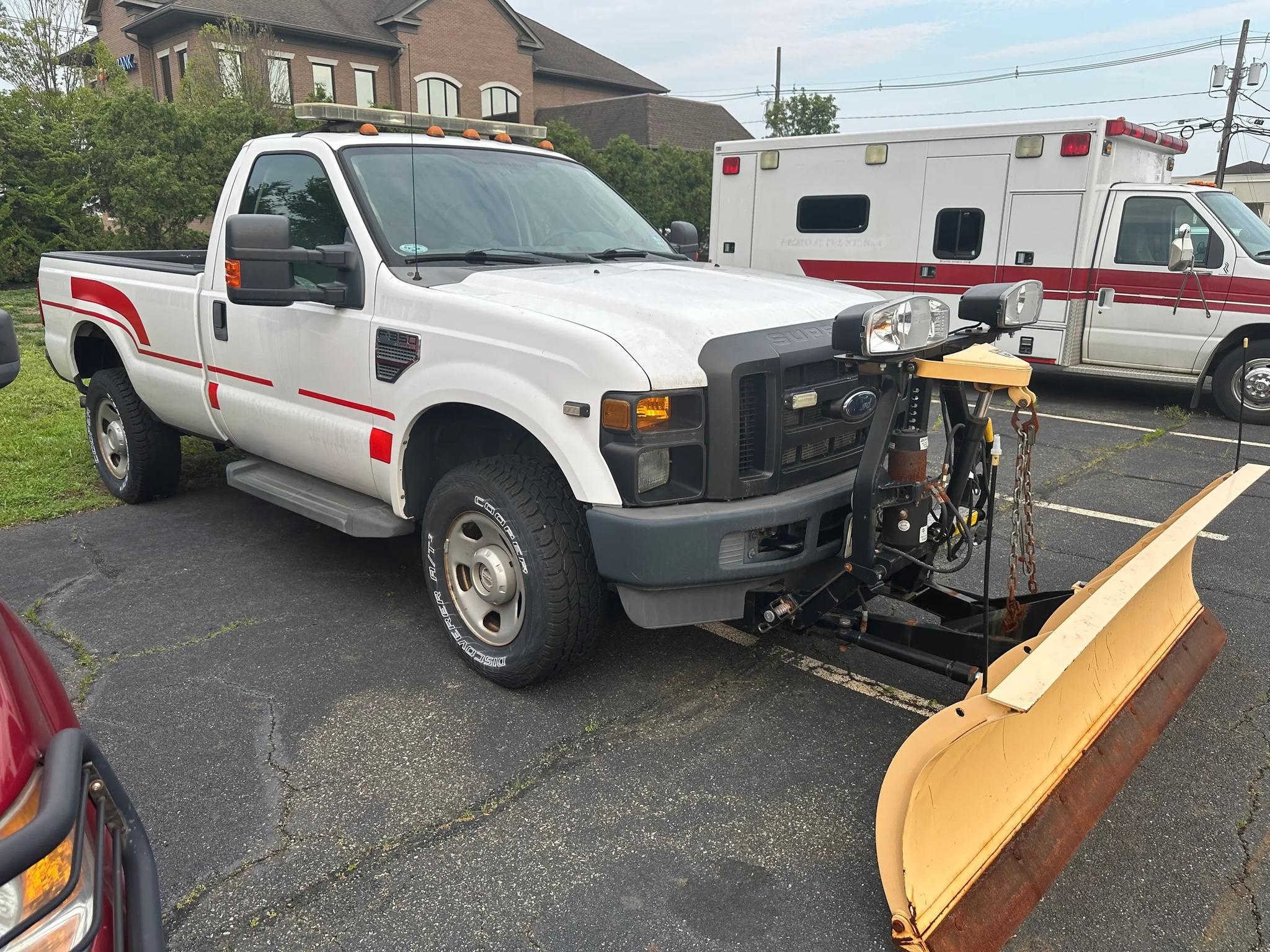 2008 Ford F350 Super Duty with Plow - image 2