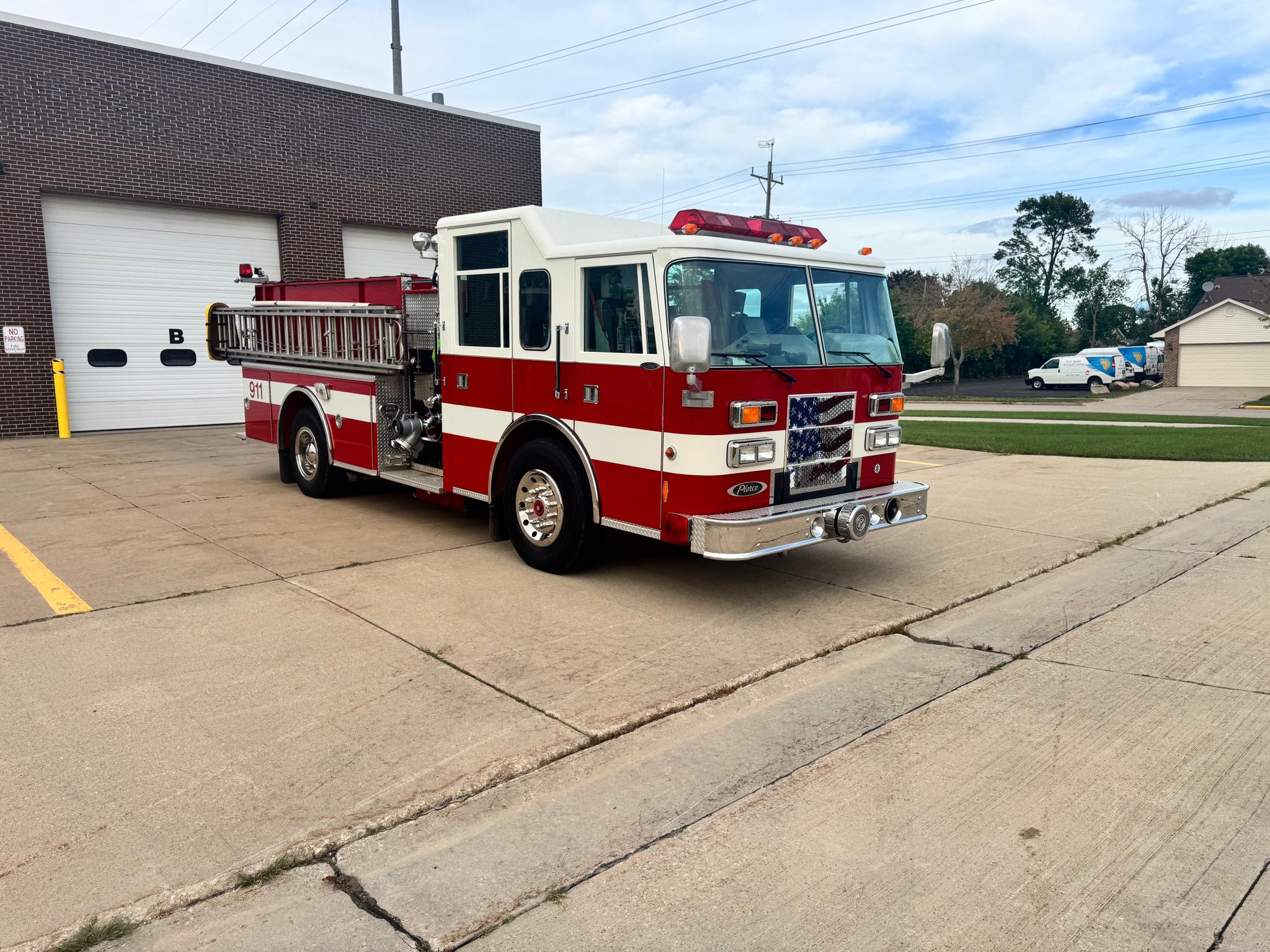 1996 Pierce Saber Pumper - image 2