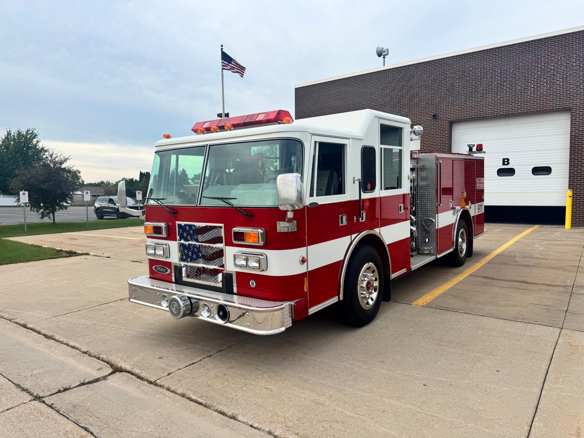 1996 Pierce Saber Pumper - image 1