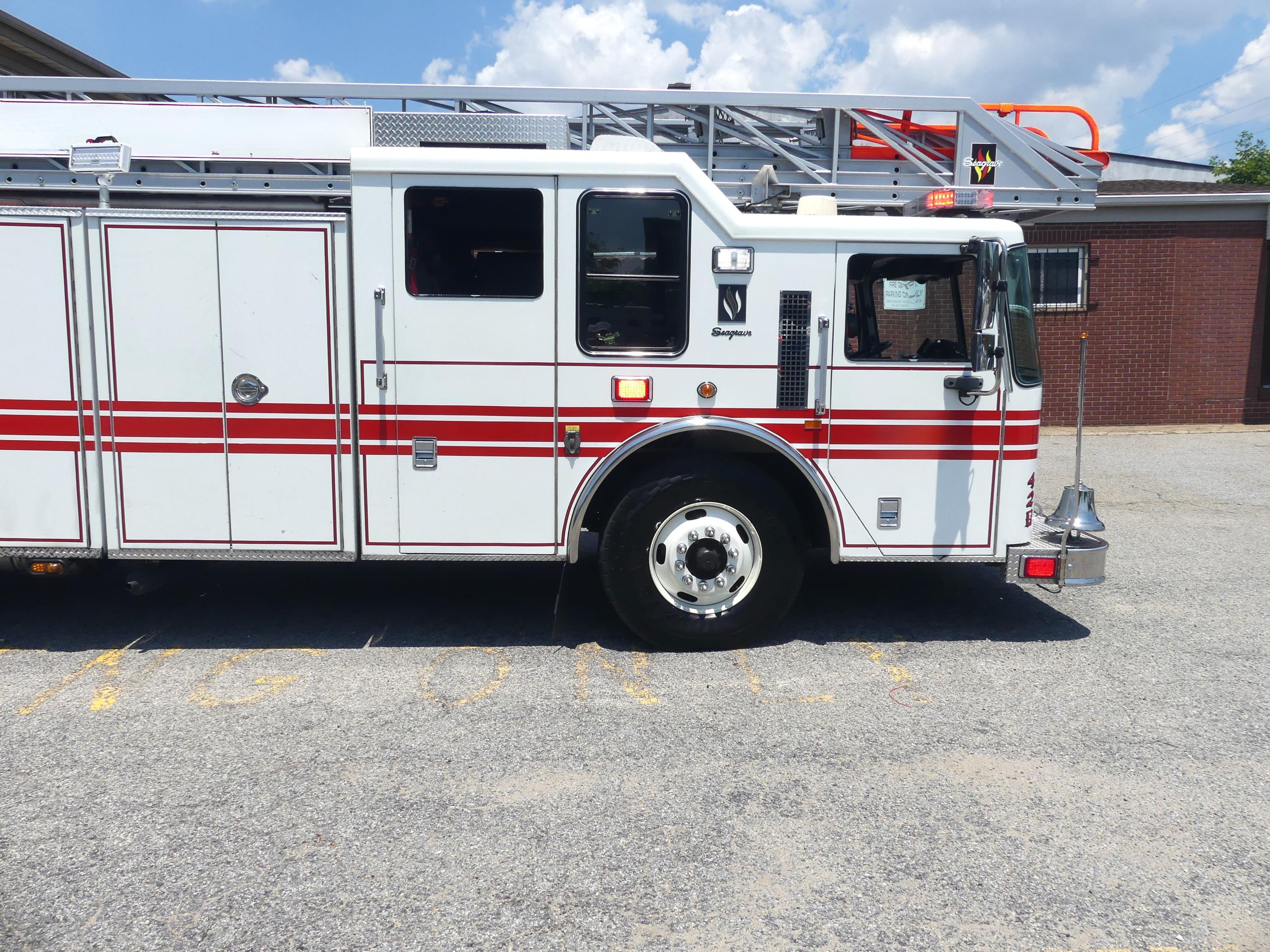 2008 Seagrave Low Profile 100' Aerial - image 14