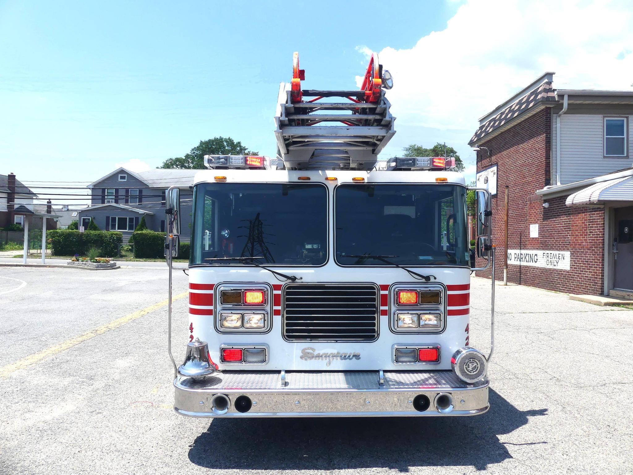 2008 Seagrave Low Profile 100' Aerial - image 5