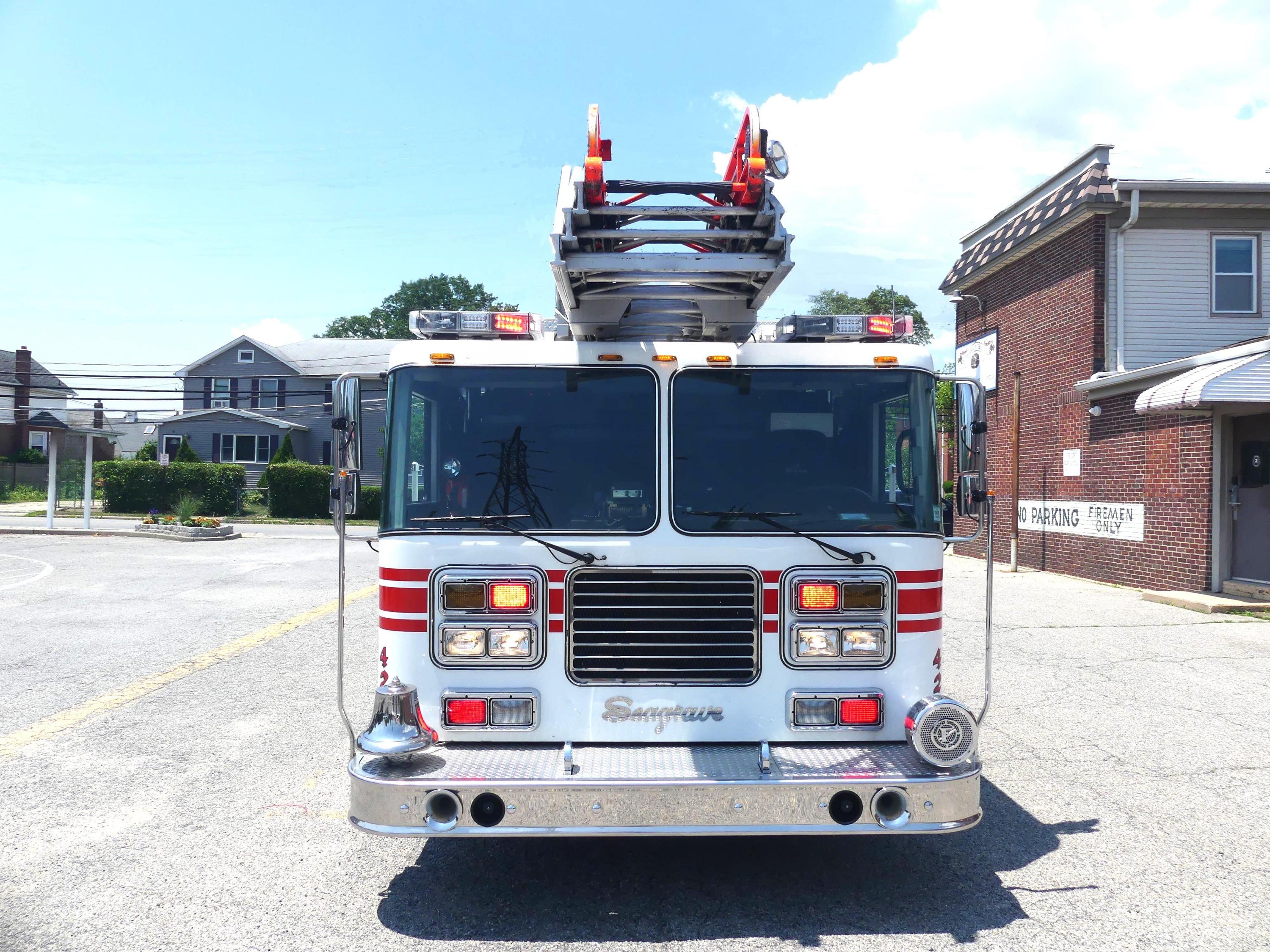 2008 Seagrave Low Profile 100' Aerial - image 5