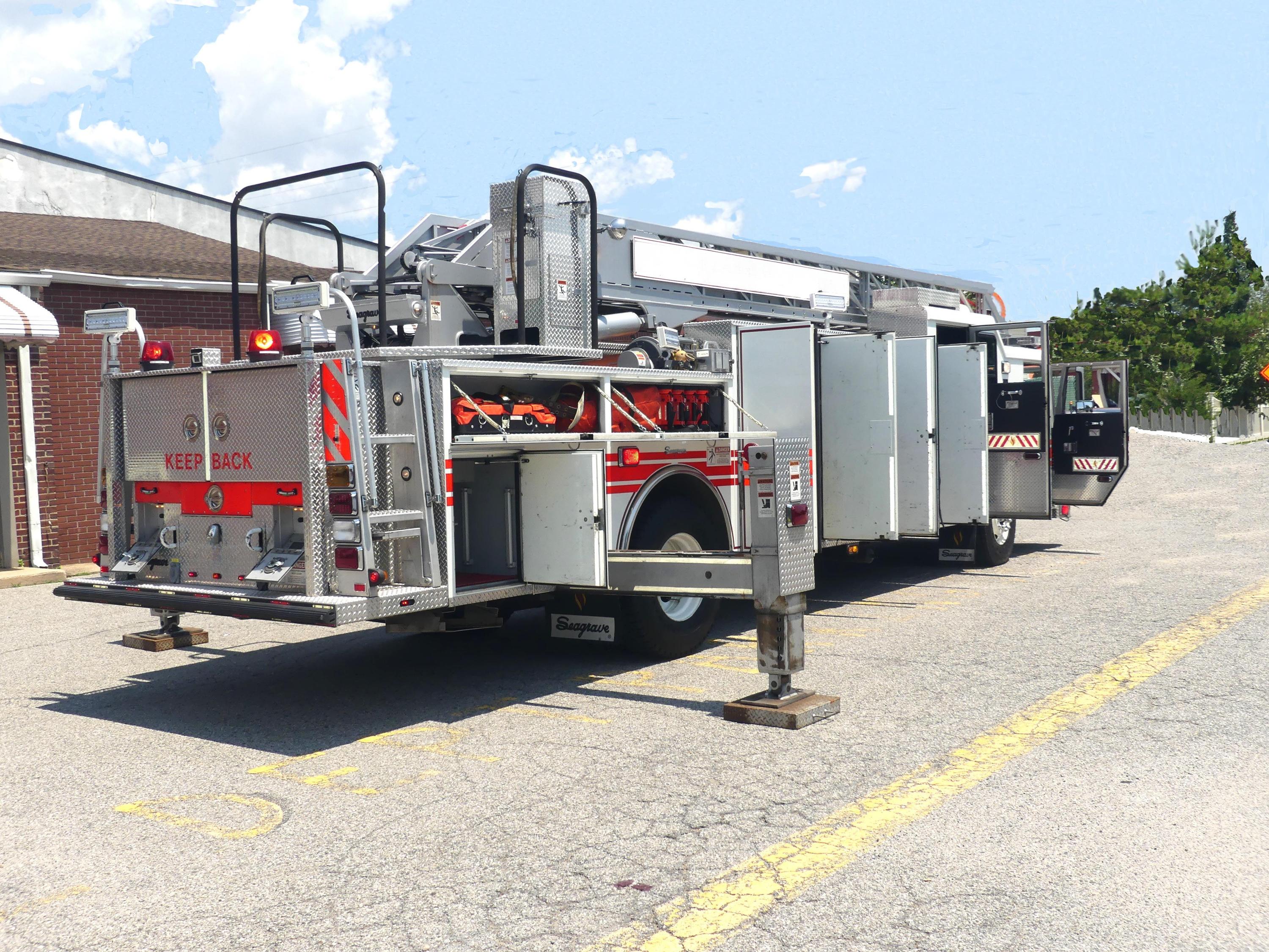 2008 Seagrave Low Profile 100' Aerial - image 16