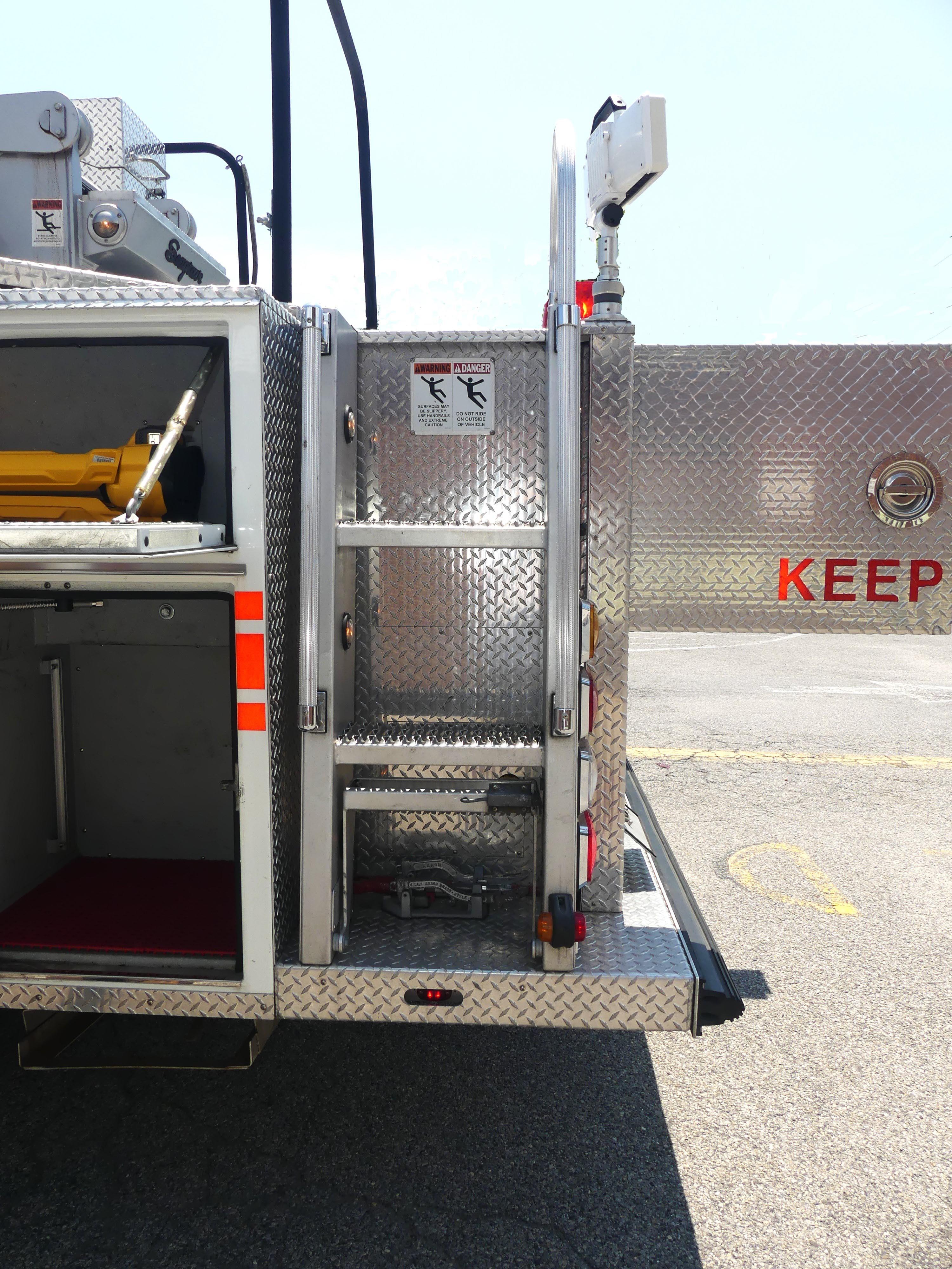2008 Seagrave Low Profile 100' Aerial - image 30