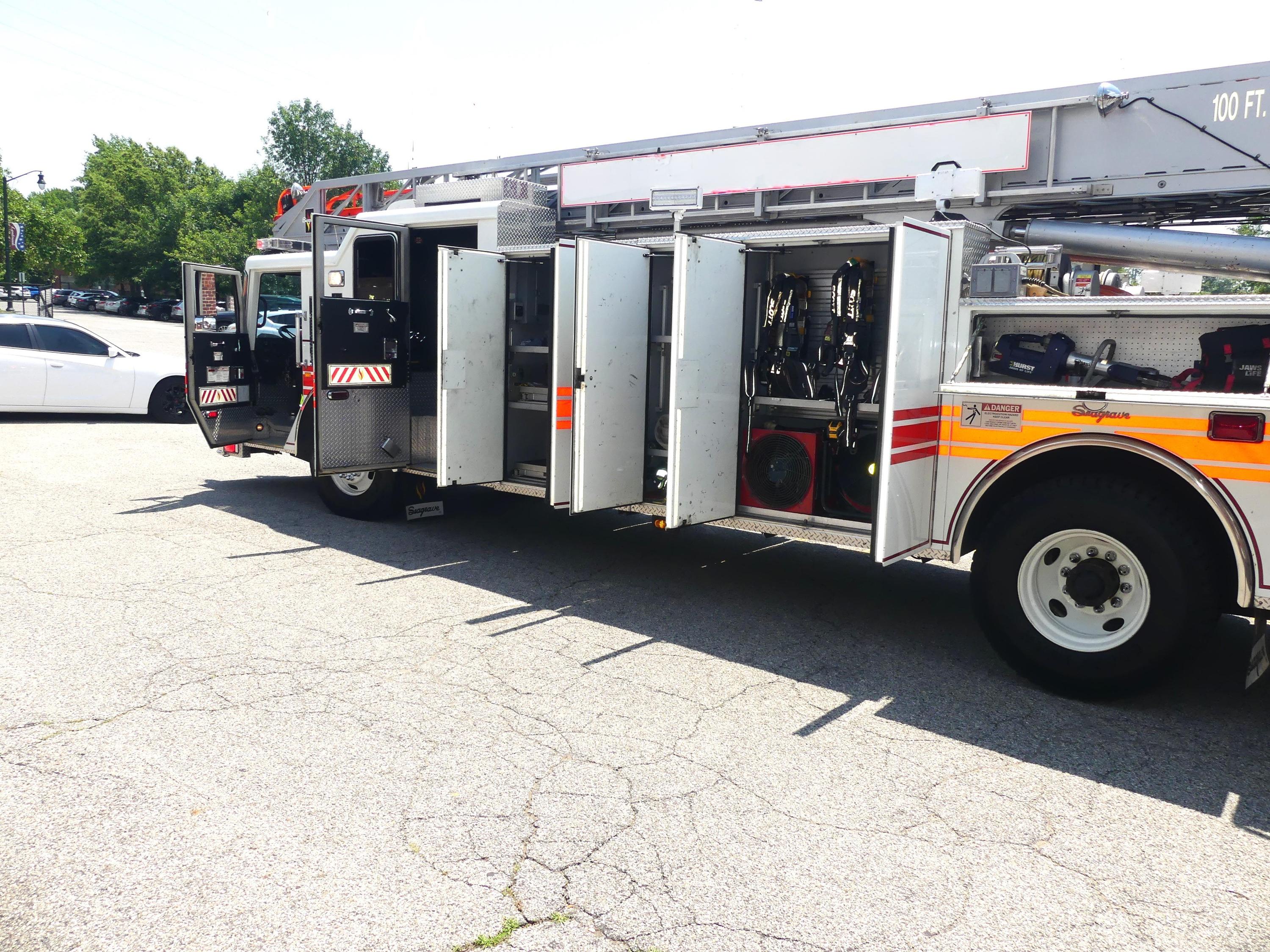 2008 Seagrave Low Profile 100' Aerial - image 27