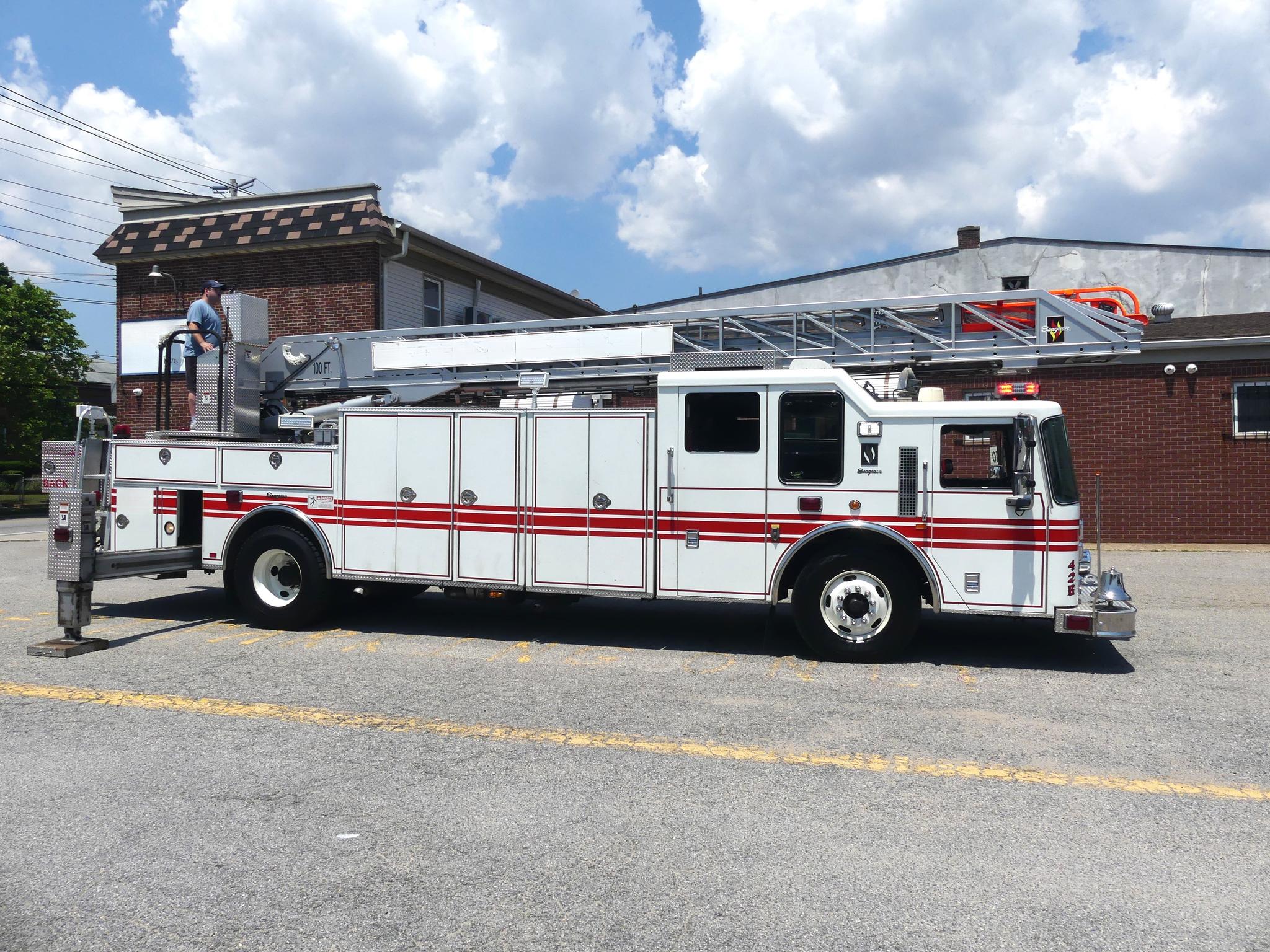 2008 Seagrave Low Profile 100' Aerial - image 2