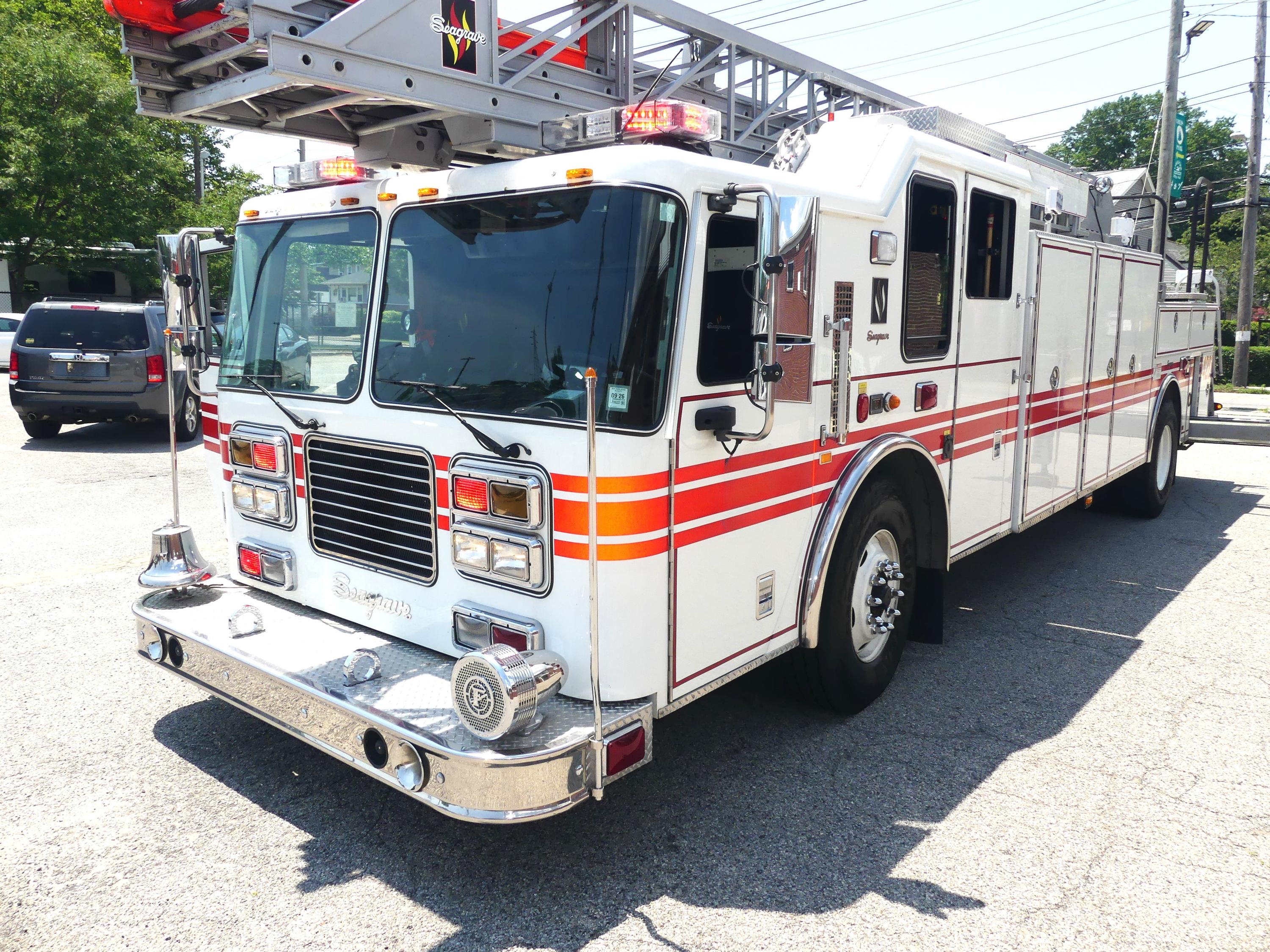 2008 Seagrave Low Profile 100' Aerial - image 7