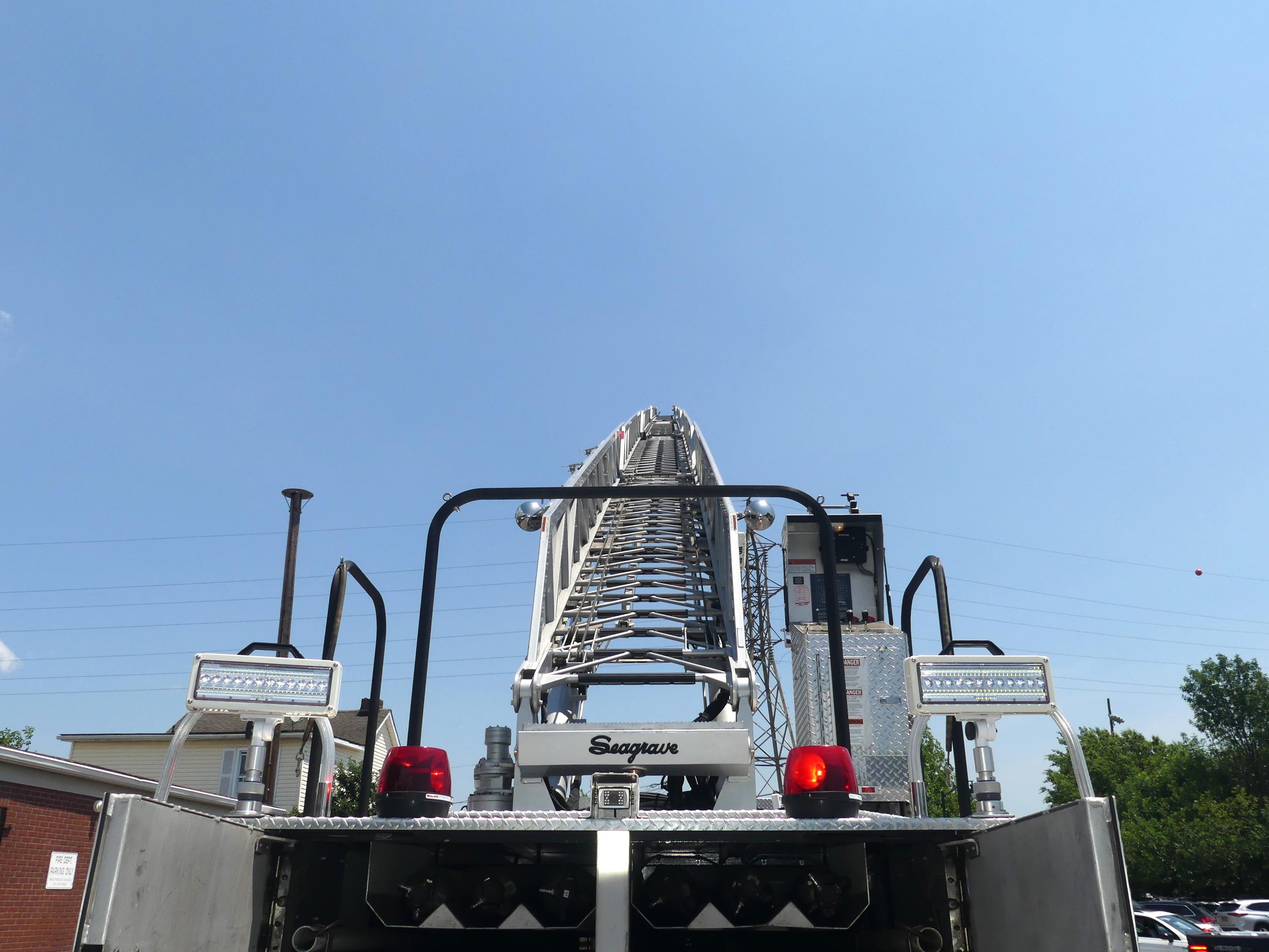2008 Seagrave Low Profile 100' Aerial - image 41