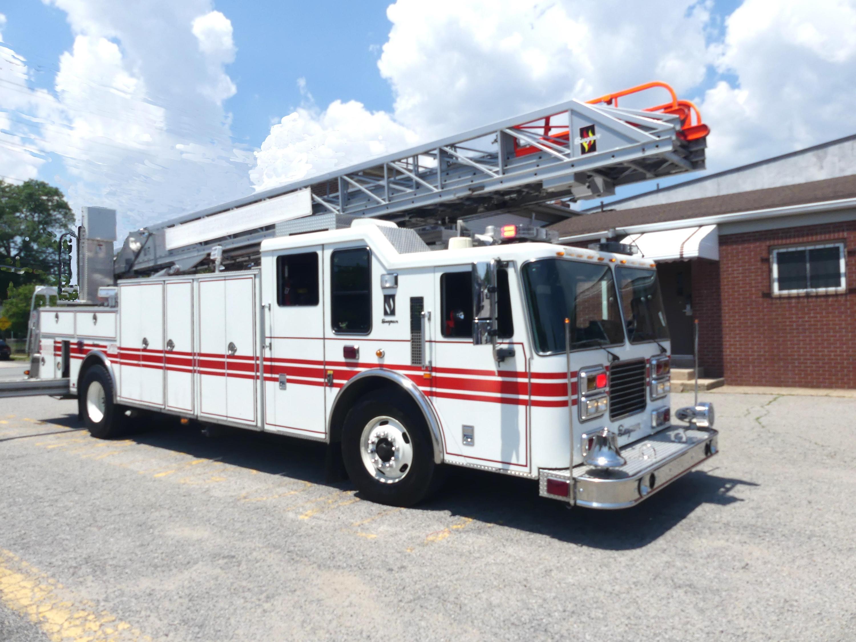 2008 Seagrave Low Profile 100' Aerial - image 1
