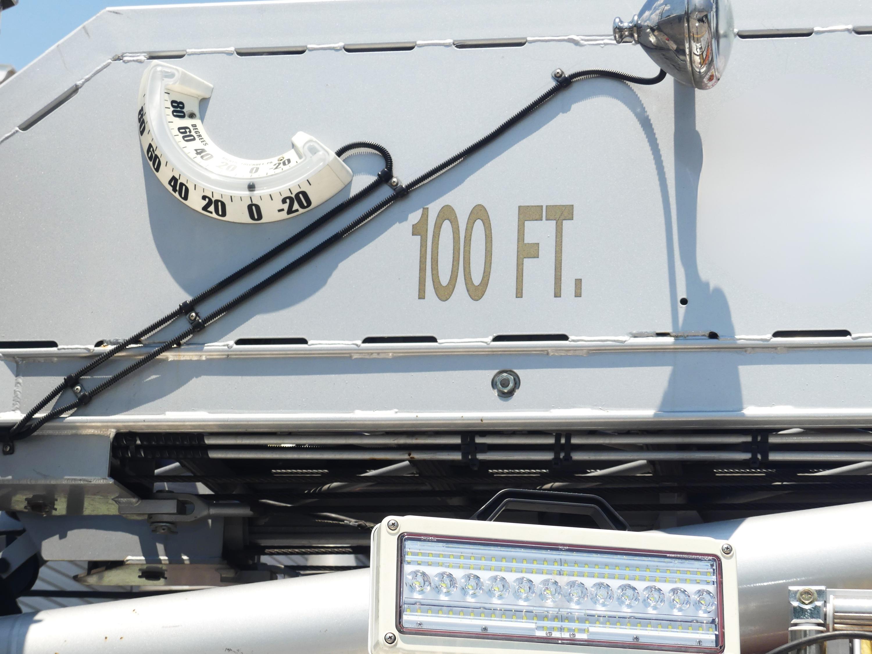 2008 Seagrave Low Profile 100' Aerial - image 34