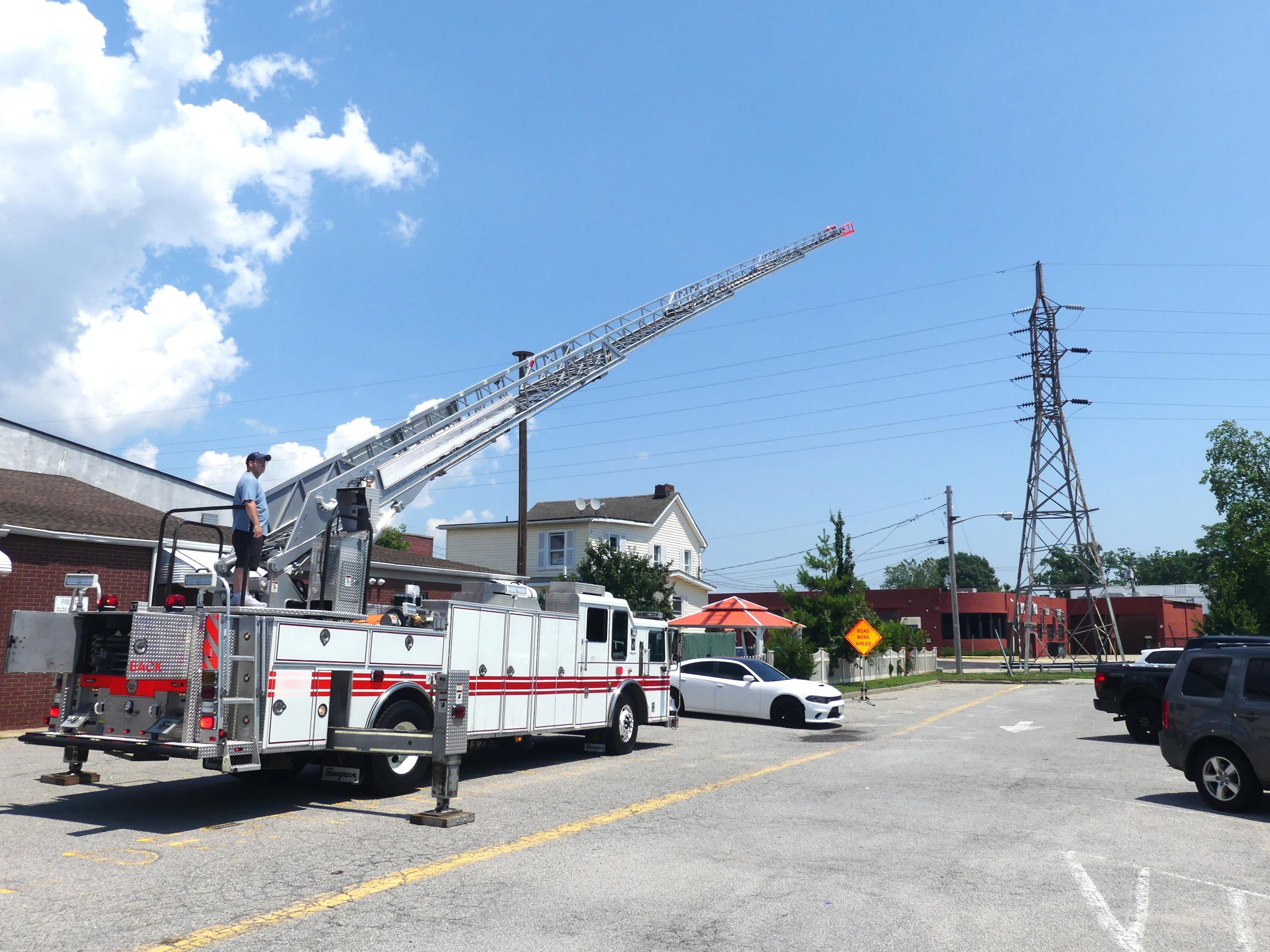 2008 Seagrave Low Profile 100' Aerial - image 3