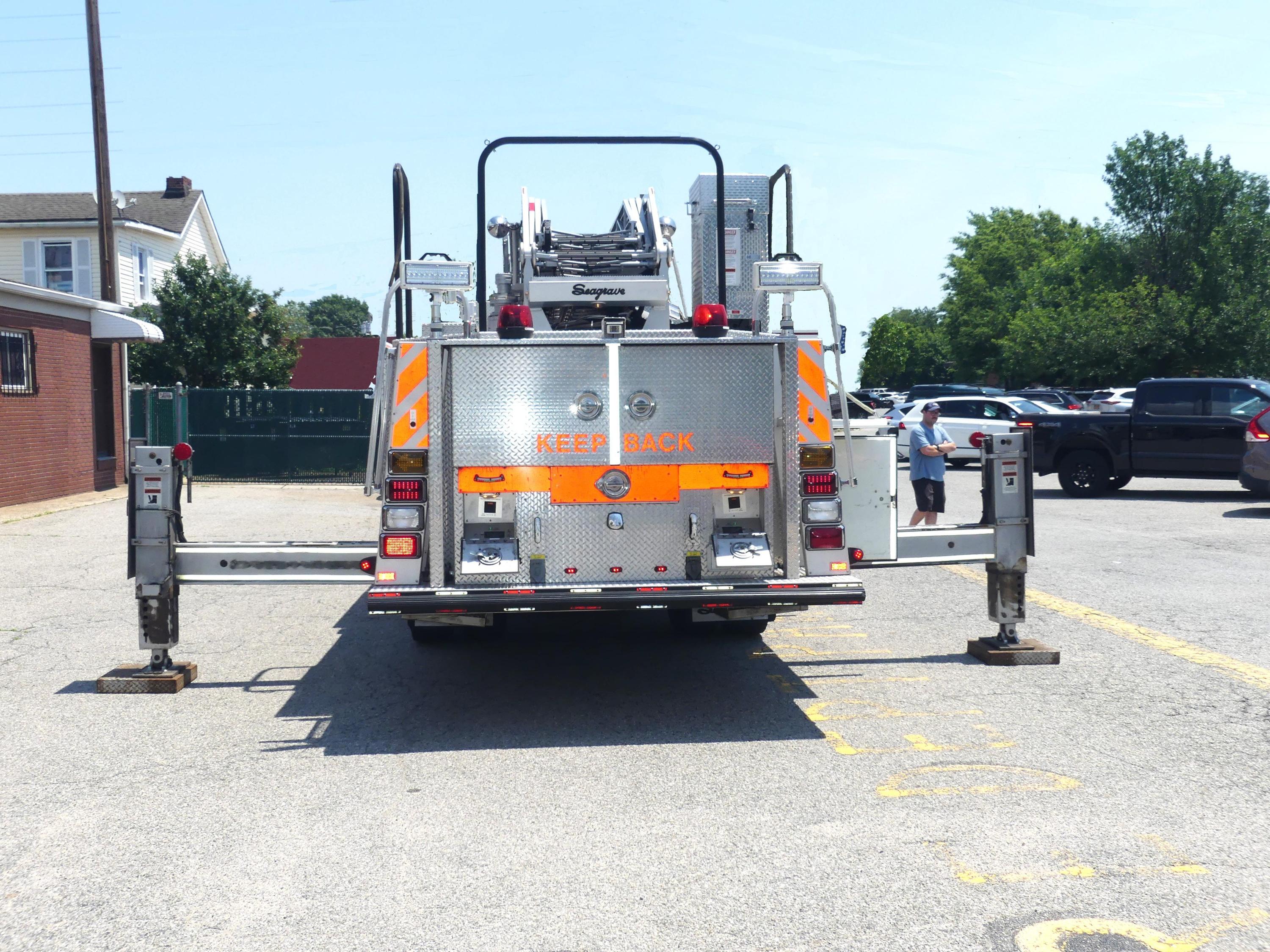 2008 Seagrave Low Profile 100' Aerial - image 13