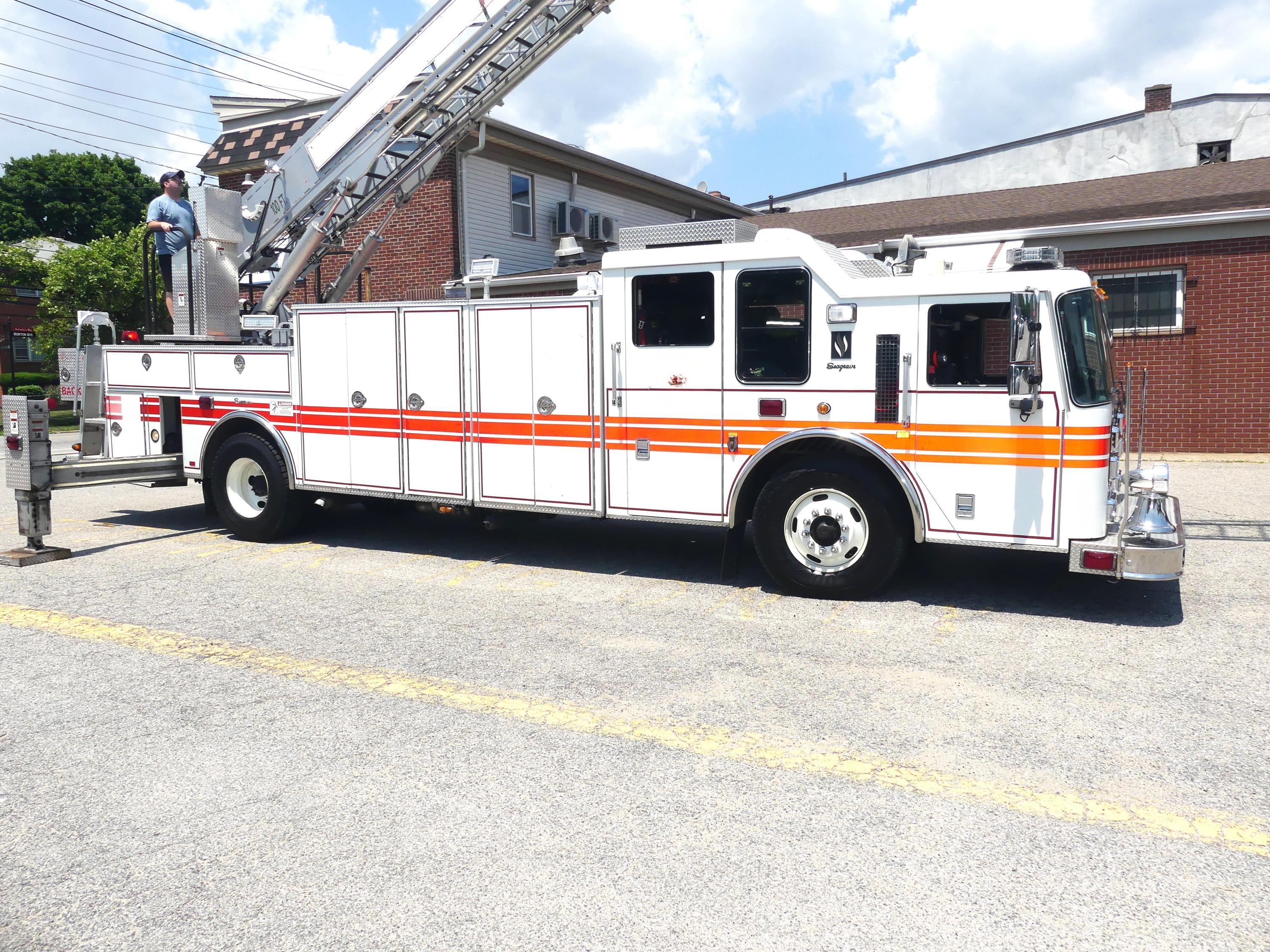 2008 Seagrave Low Profile 100' Aerial - image 12