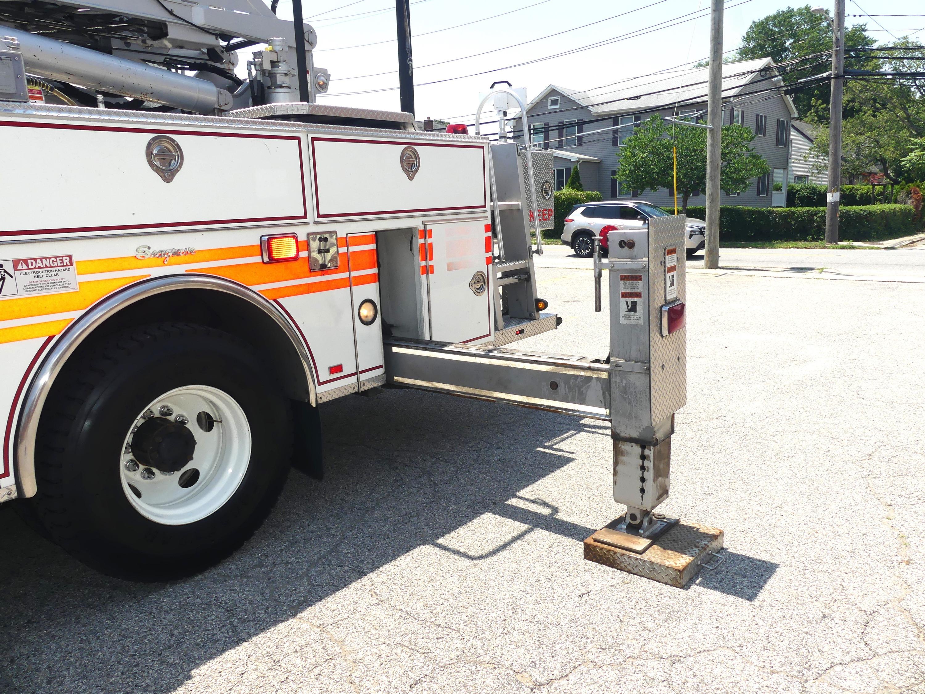 2008 Seagrave Low Profile 100' Aerial - image 25