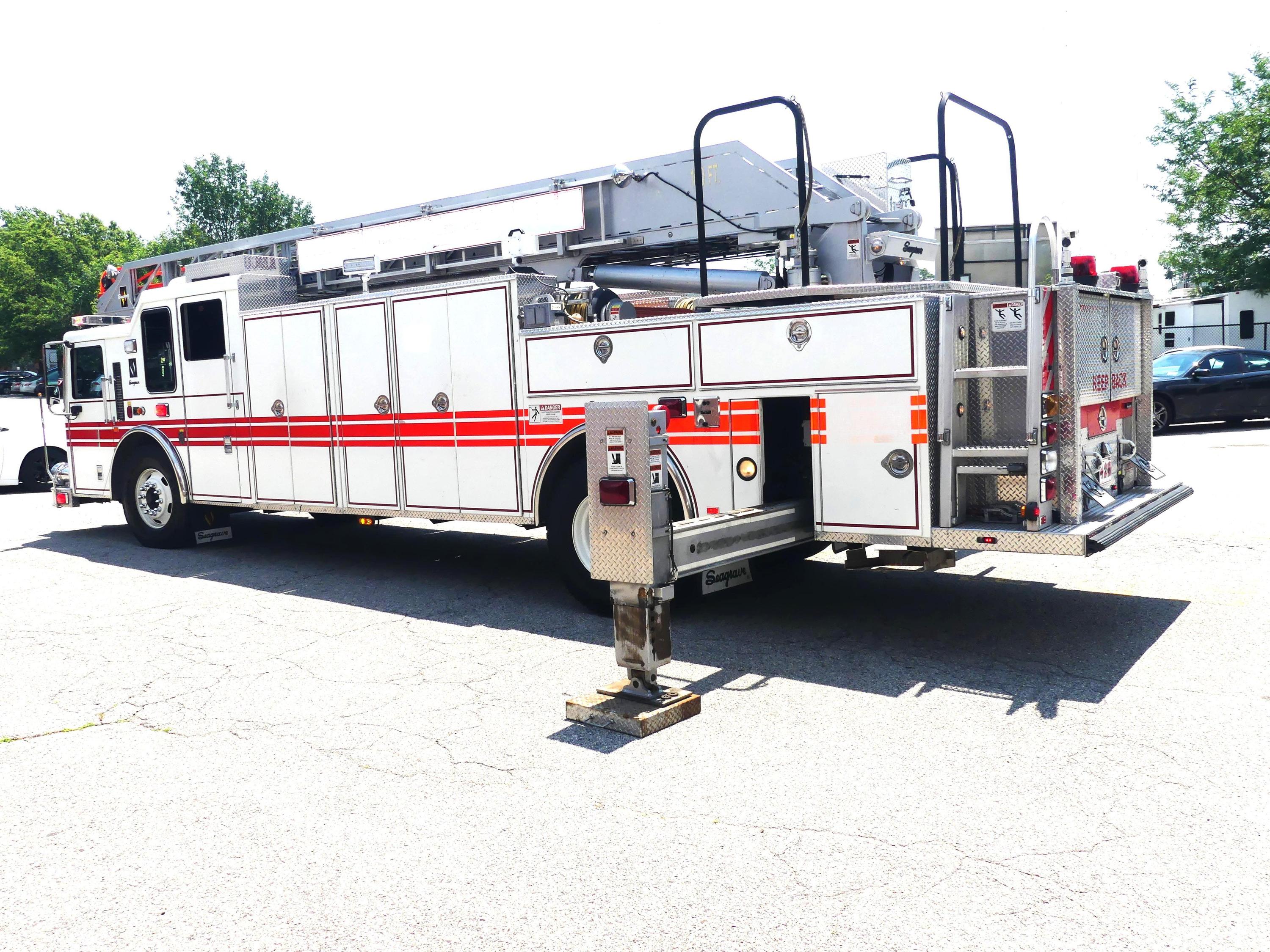 2008 Seagrave Low Profile 100' Aerial - image 11