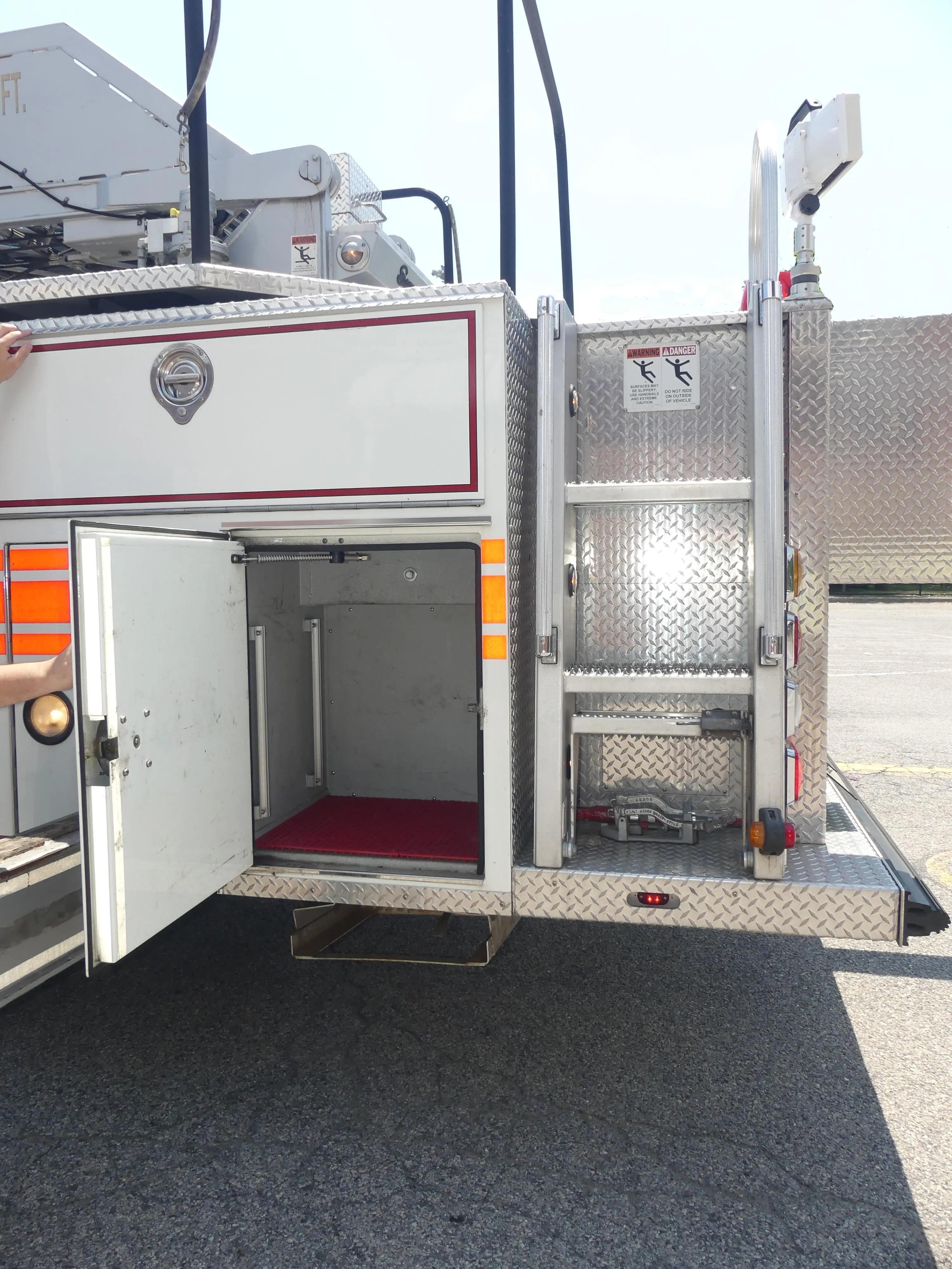 2008 Seagrave Low Profile 100' Aerial - image 31