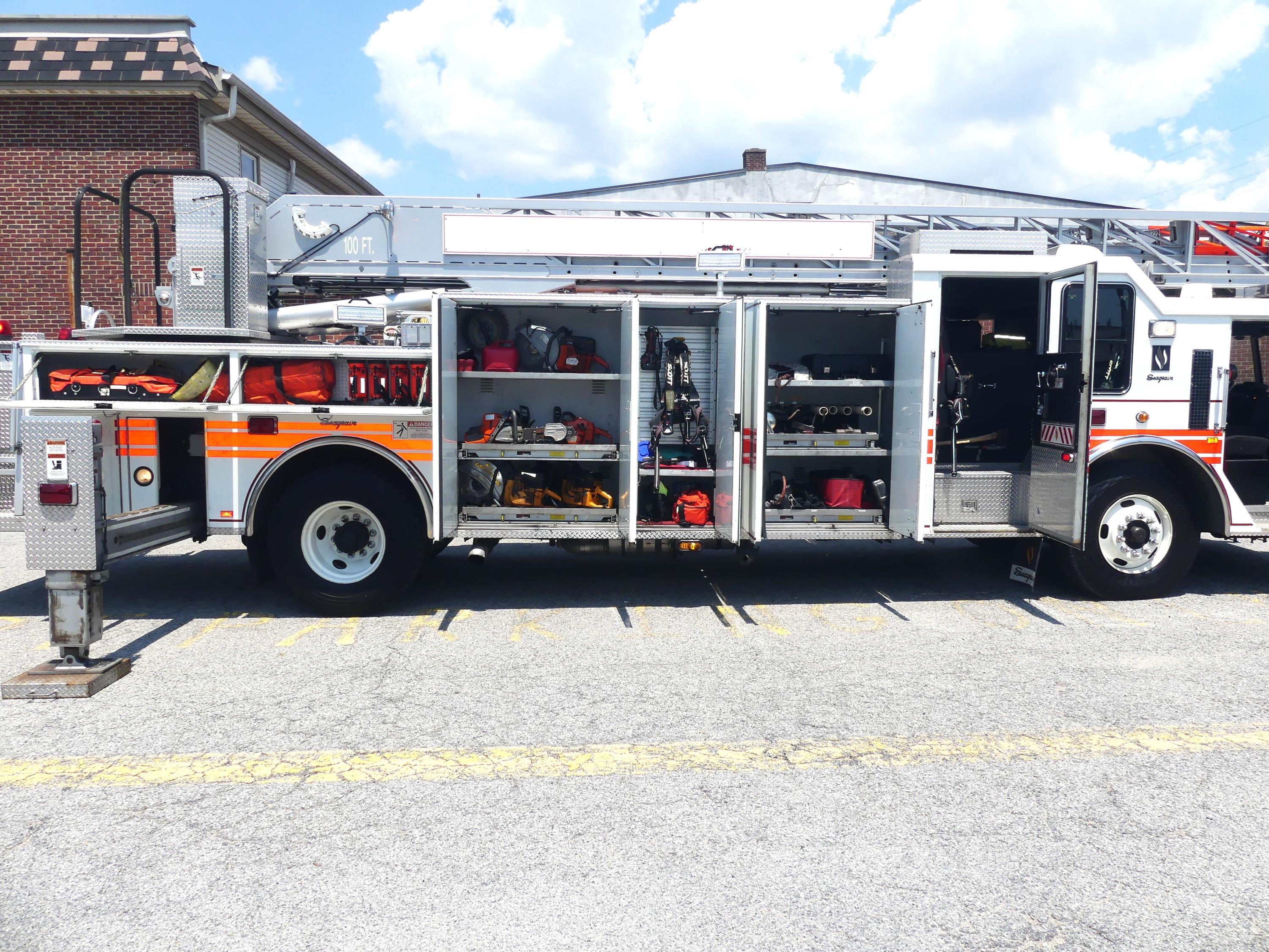 2008 Seagrave Low Profile 100' Aerial - image 19