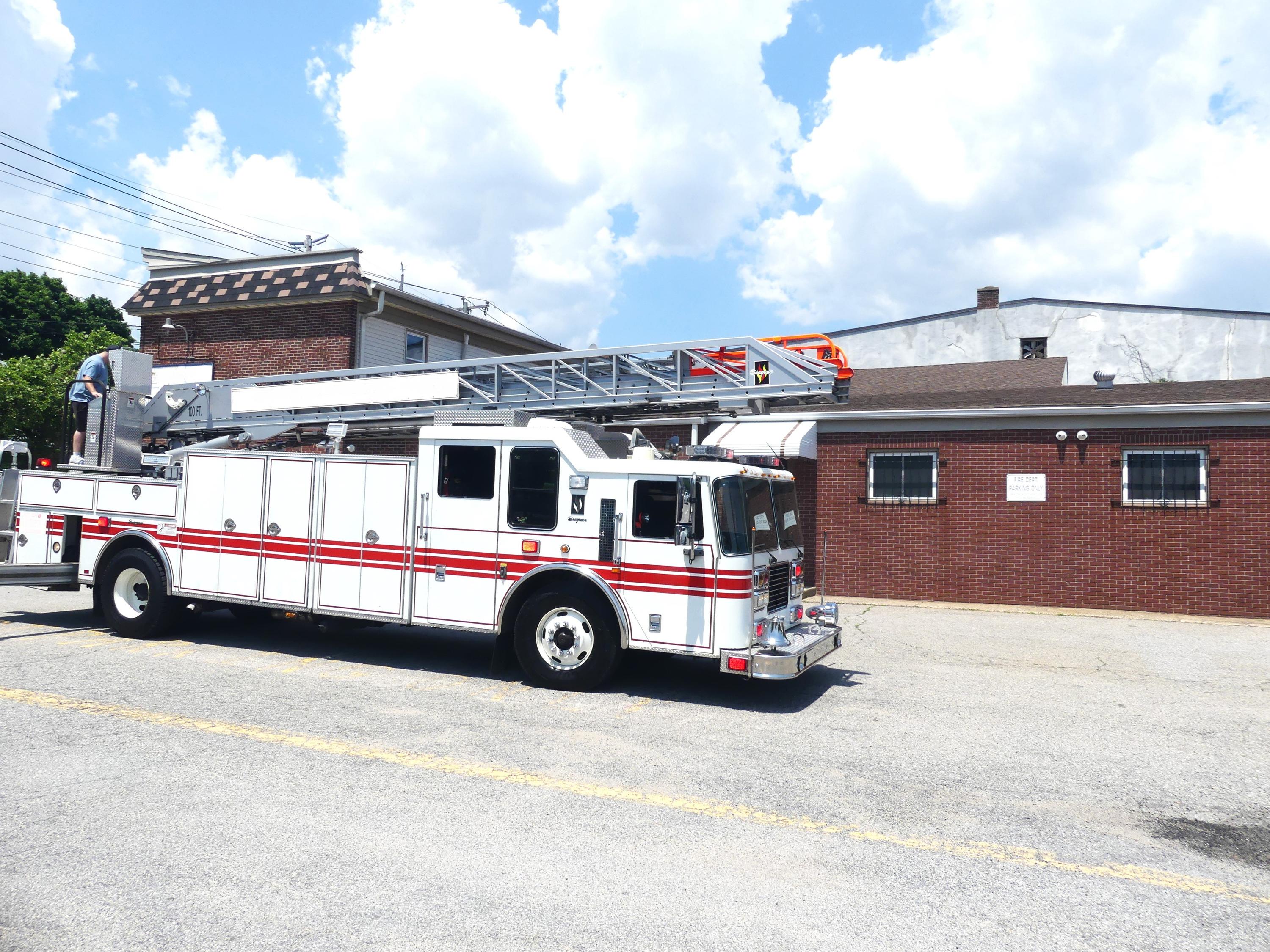 2008 Seagrave Low Profile 100' Aerial - image 10
