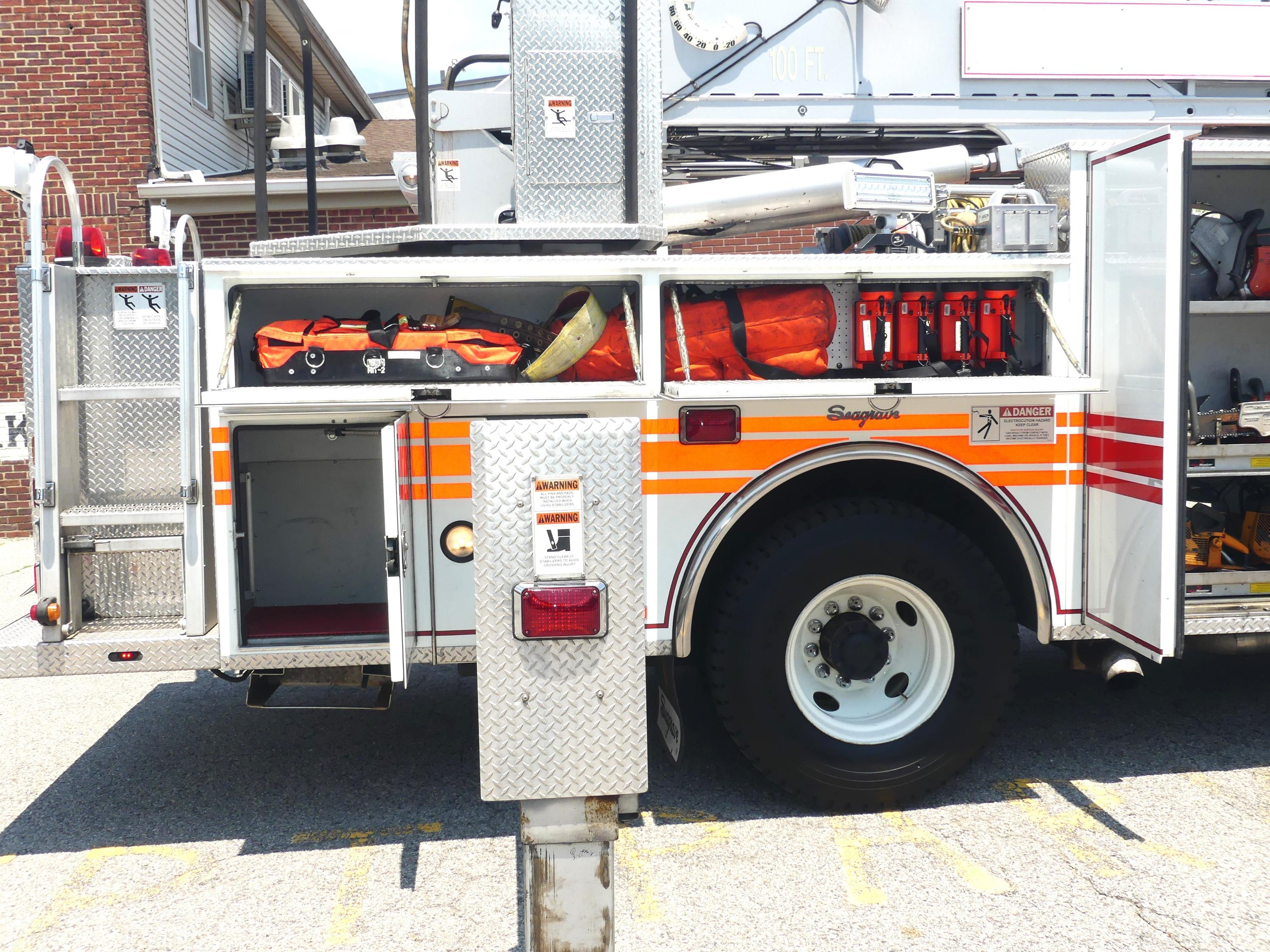 2008 Seagrave Low Profile 100' Aerial - image 17