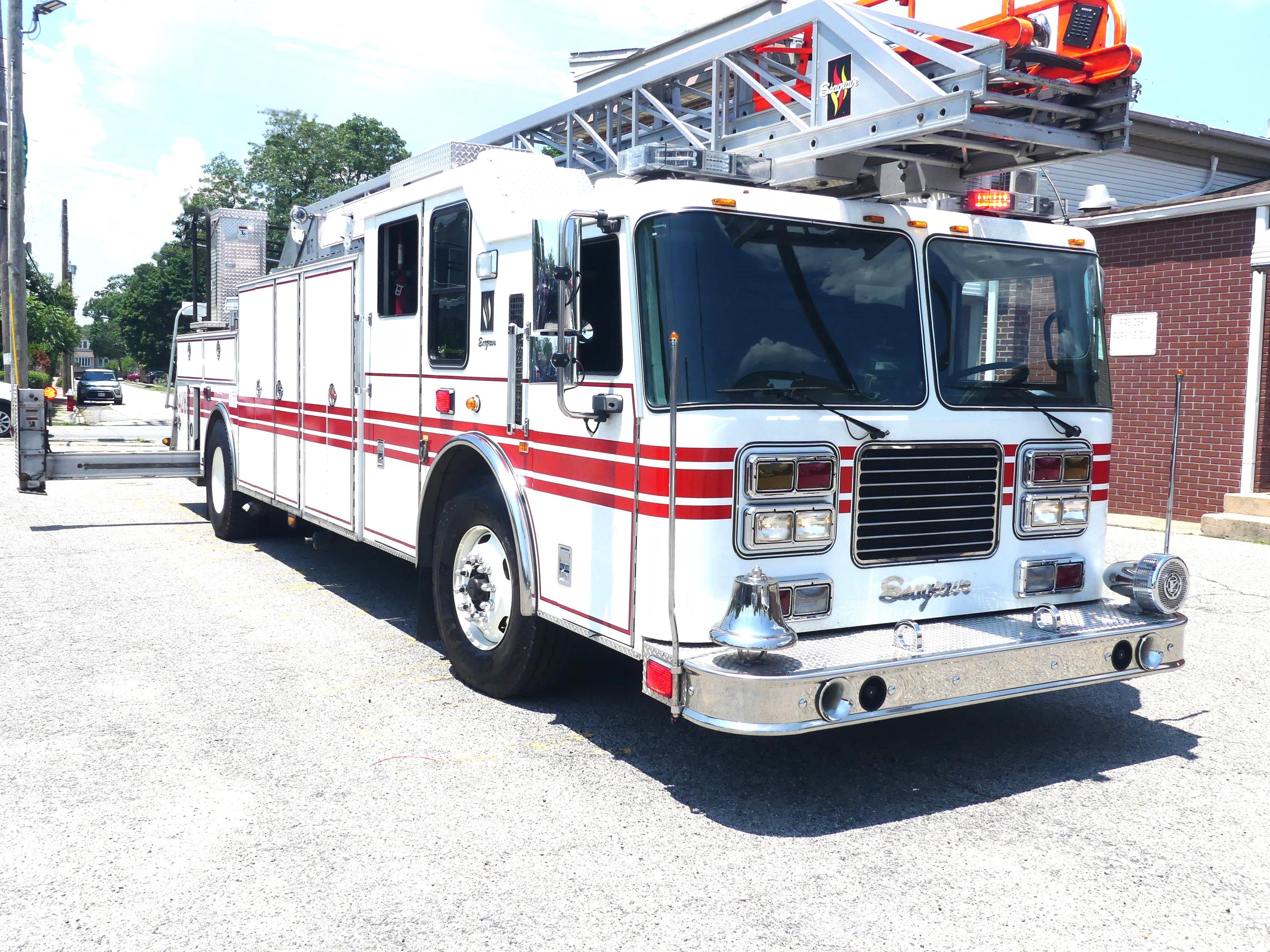 2008 Seagrave Low Profile 100' Aerial - image 4