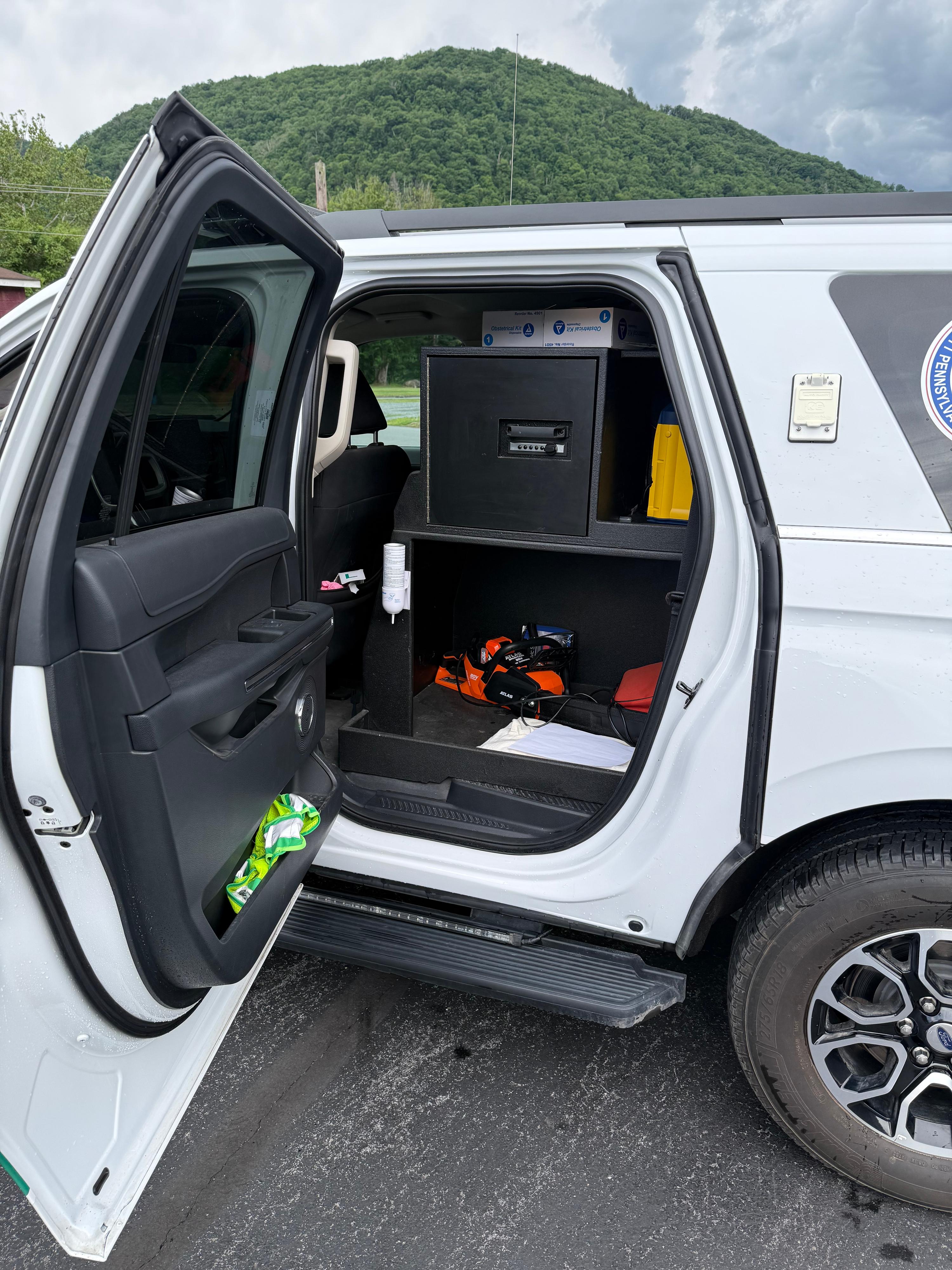2023 Ford Expedition 4x4 Paramedic Unit - image 9
