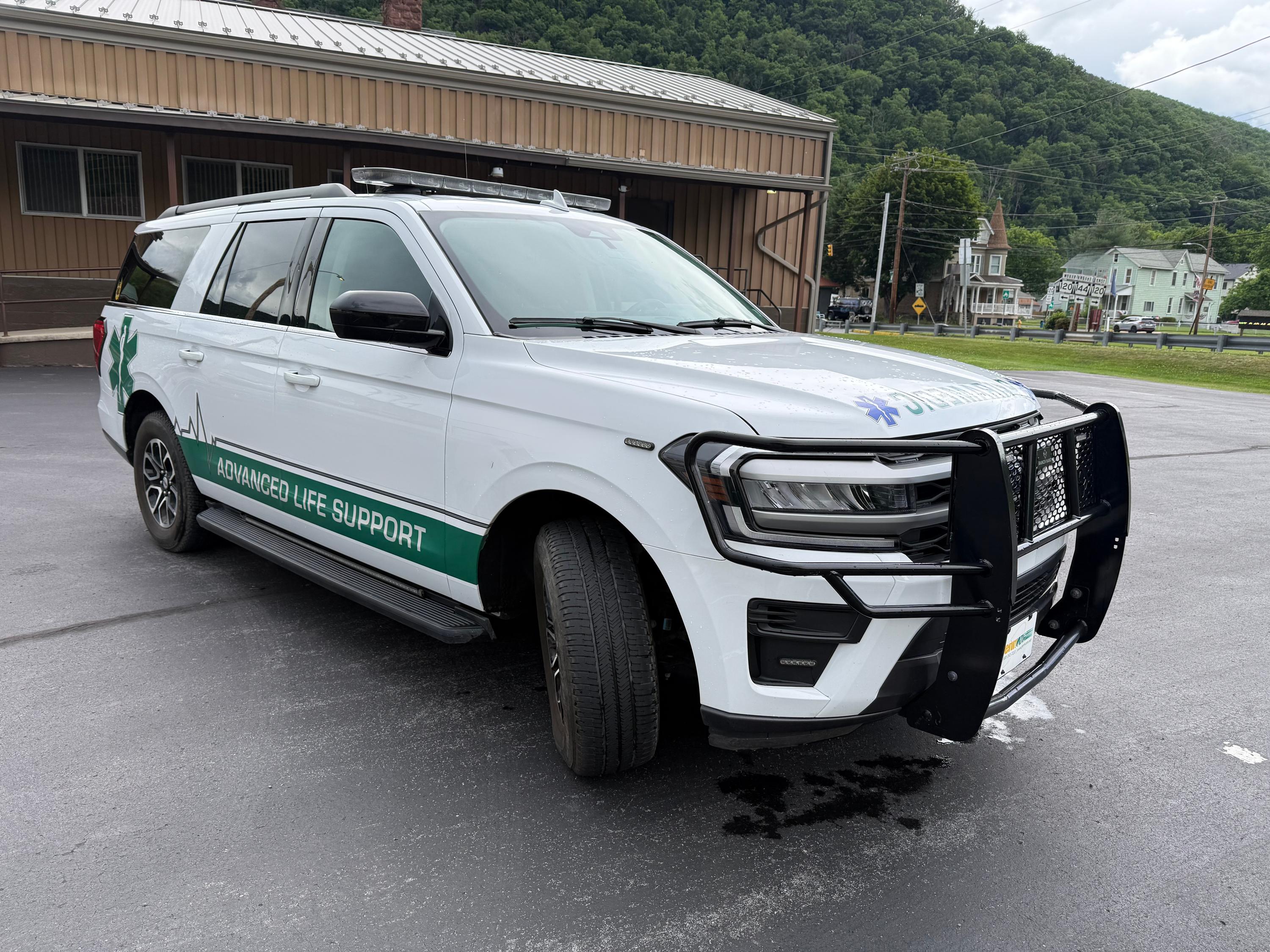 2023 Ford Expedition 4x4 Paramedic Unit - image 3
