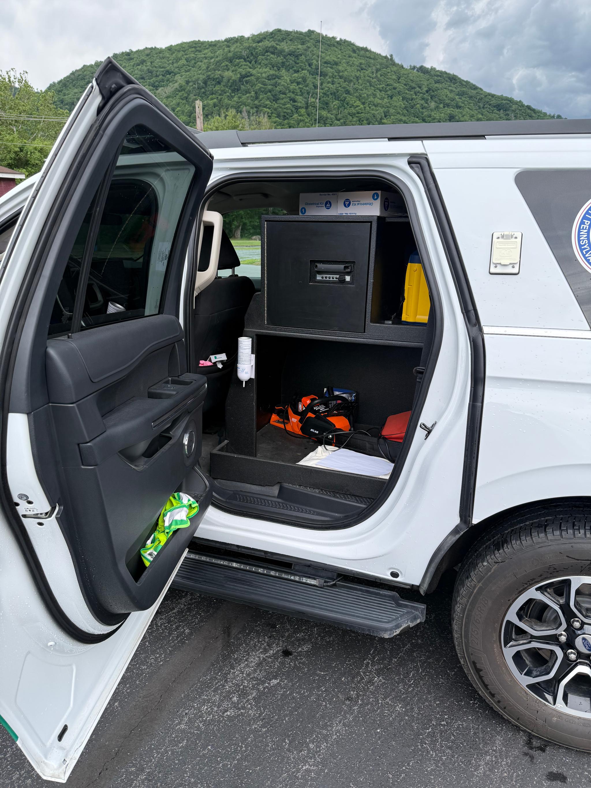 2023 Ford Expedition 4x4 Paramedic Unit - image 5
