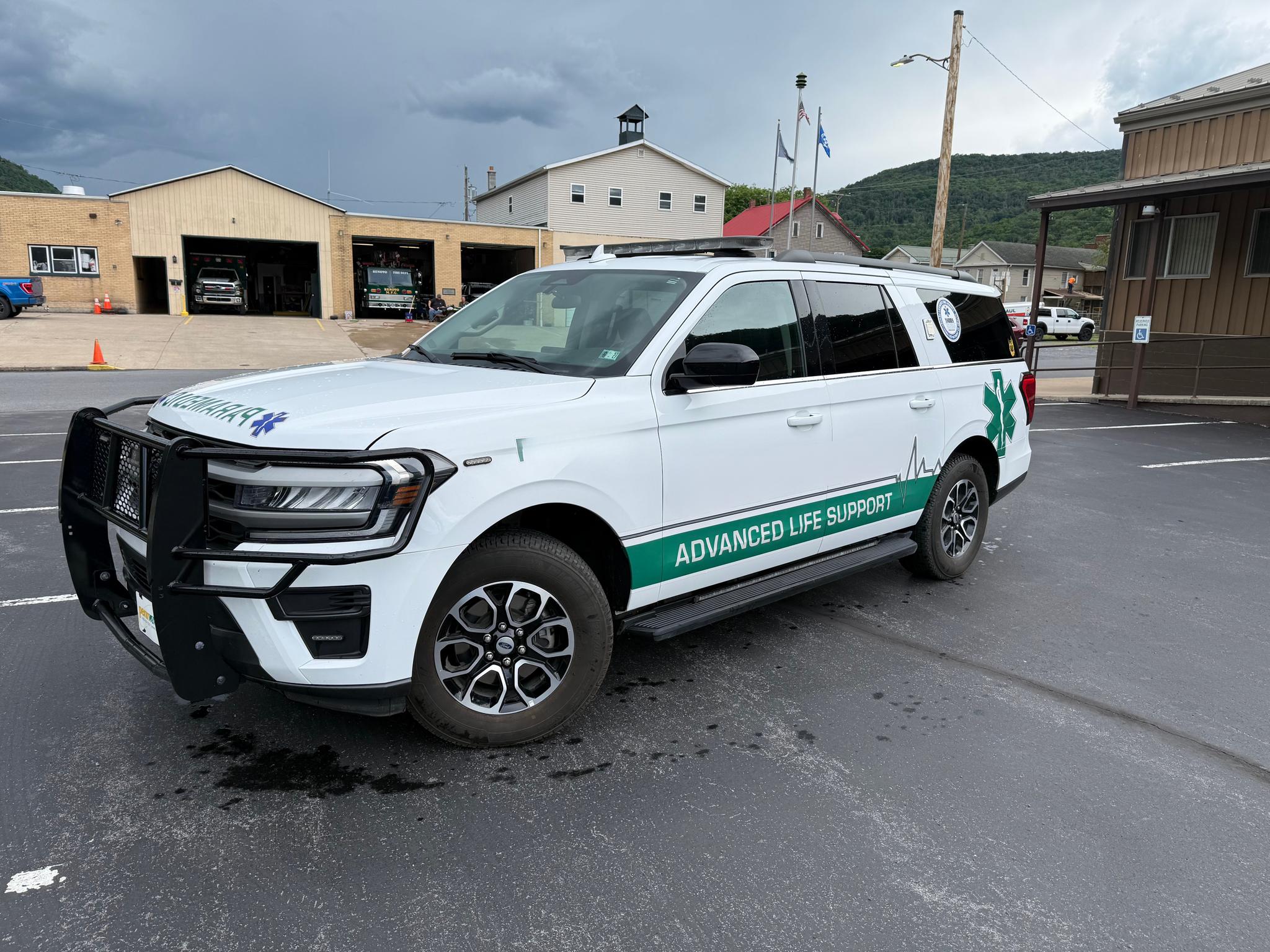 2023 Ford Expedition 4x4 Paramedic Unit - image 1