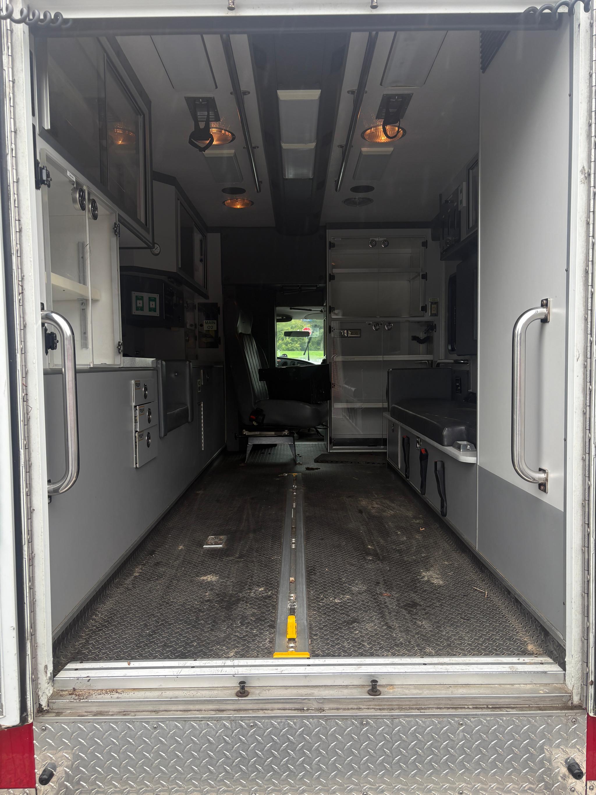 2006 3D Ford Type III Ambulance - image 3