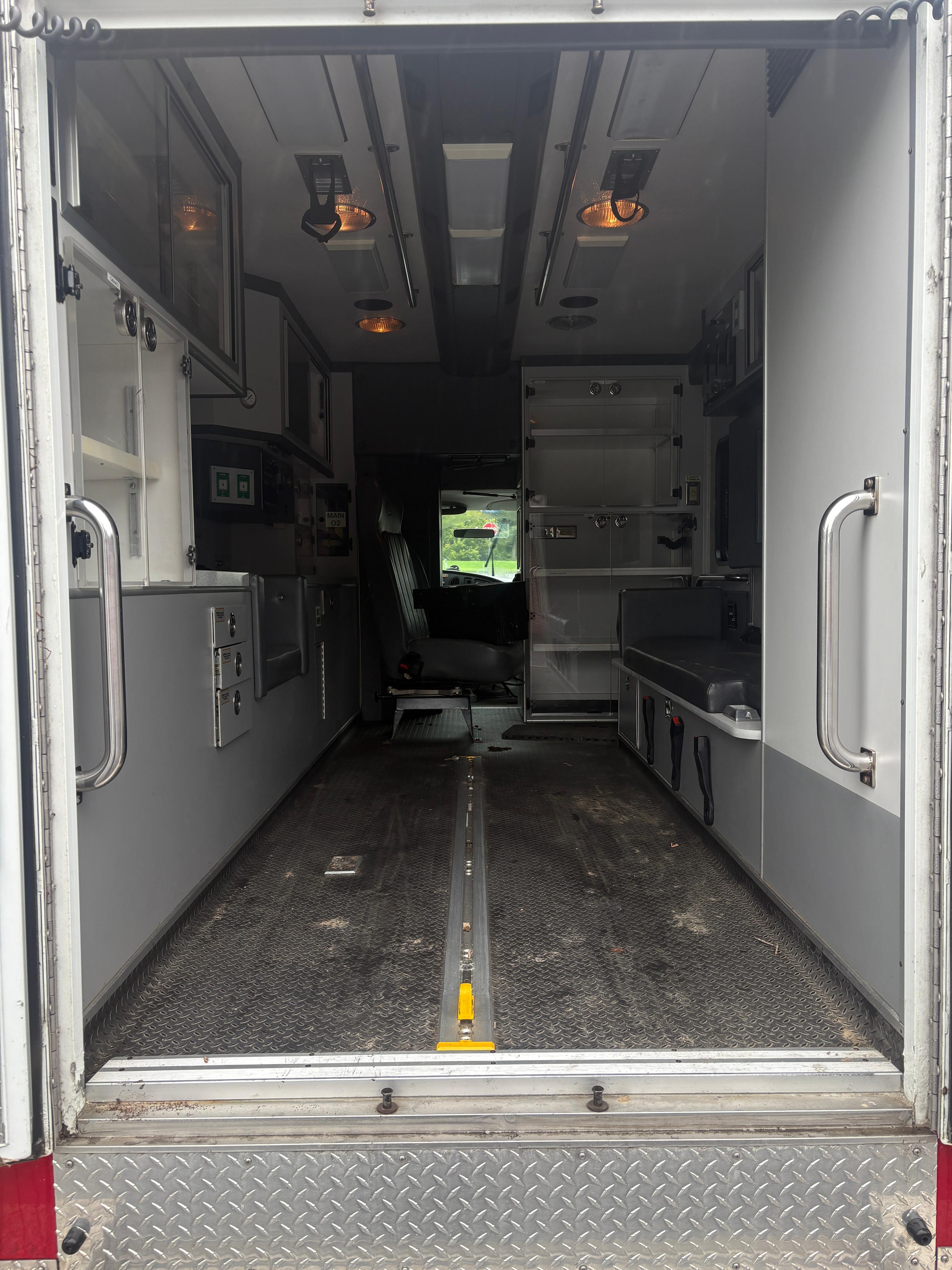2006 3D Ford Type III Ambulance - image 3