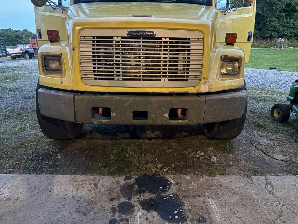 1998 Freightliner Fl70 Dump Truck - image 3