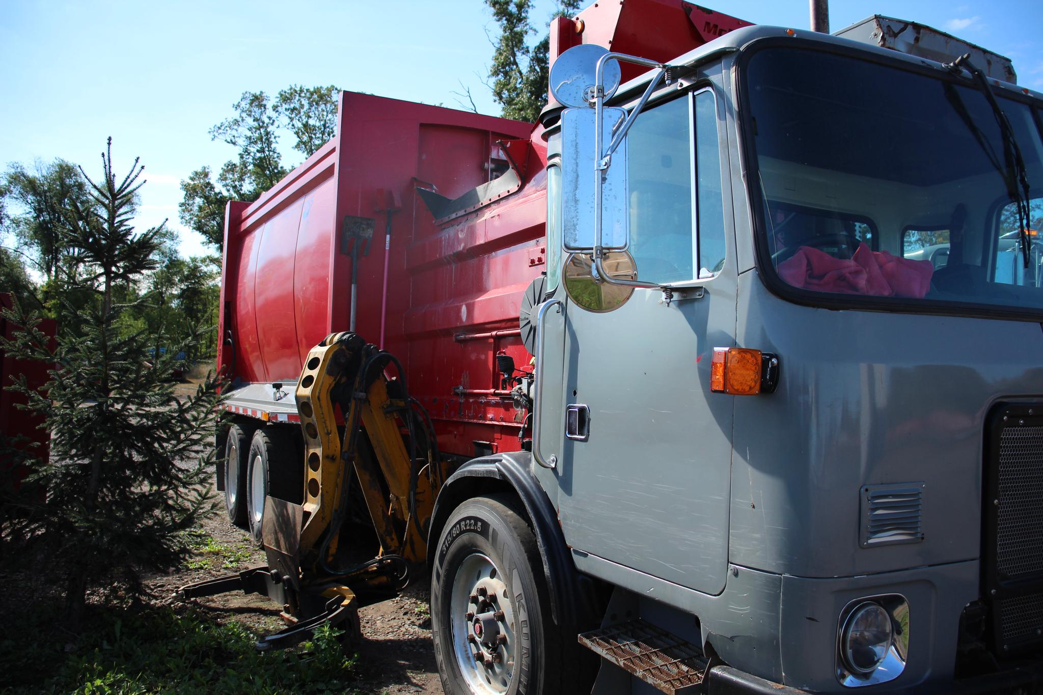 2010 Autocar McNeilus Automated Side Loader - image 2