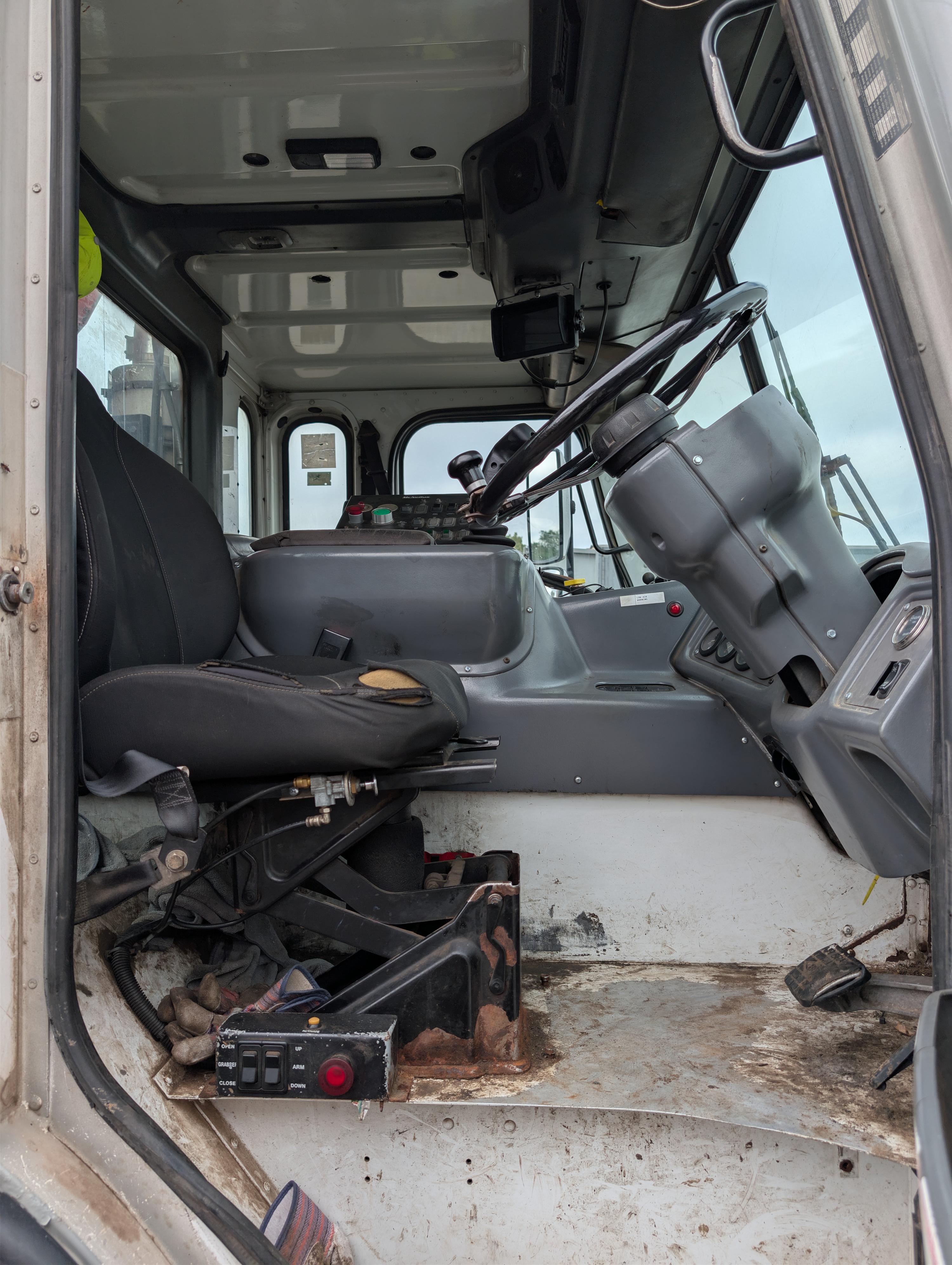 2008 McNeilus Automated Side Loader - image 9