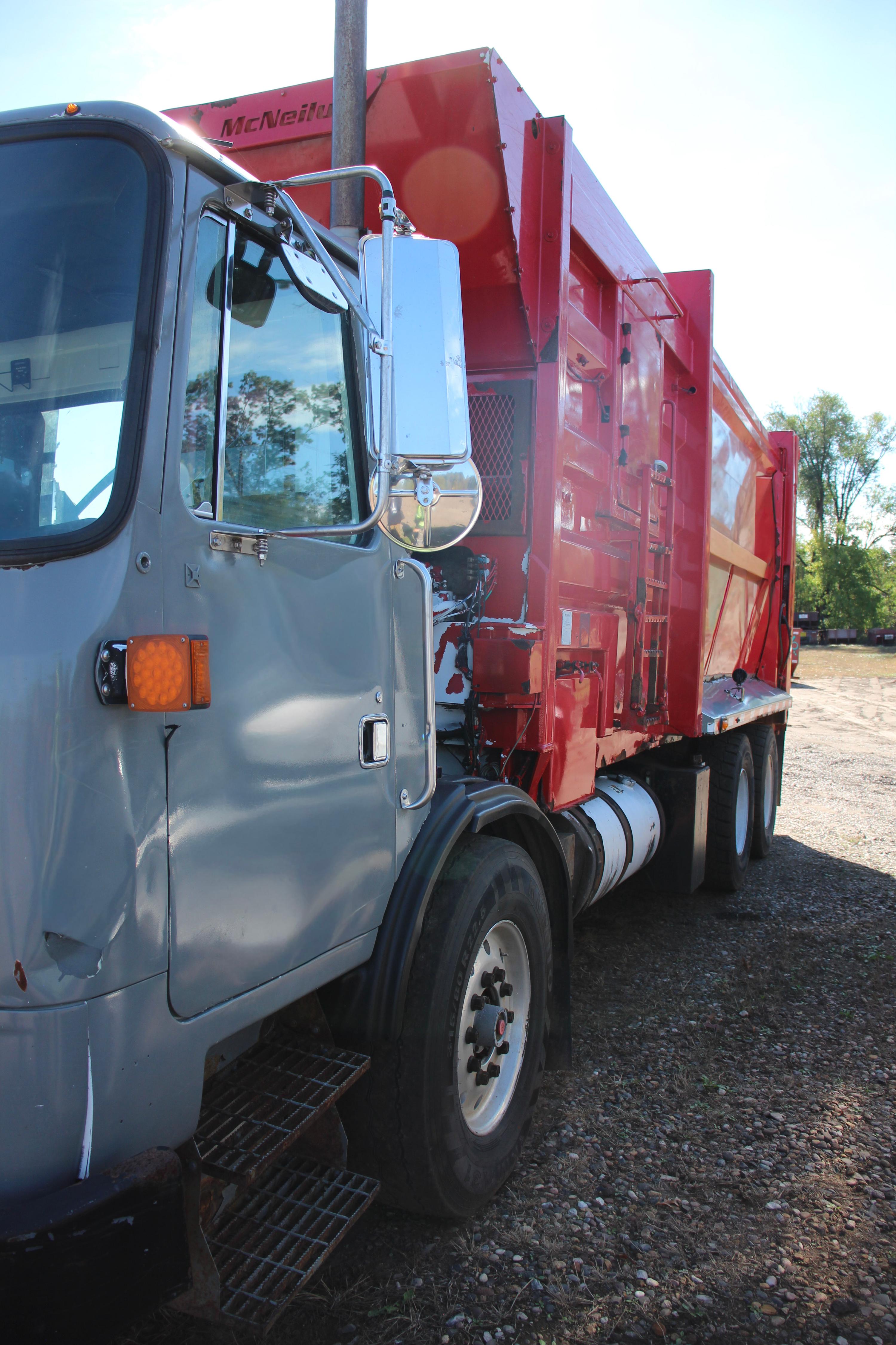 2010 Autocar McNeilus Automated Side Loader - image 4