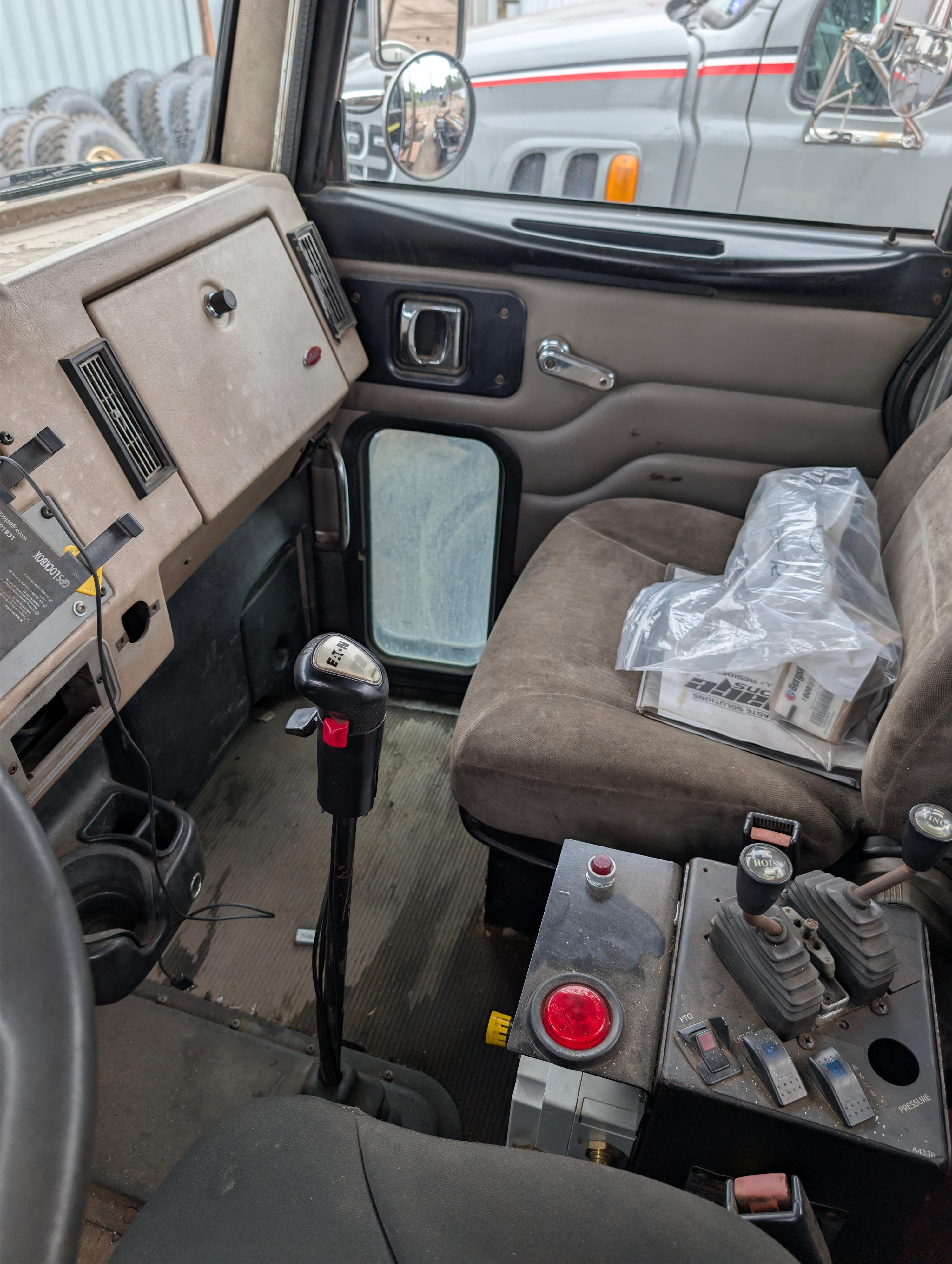 2006 Peterbilt Roll-Off - image 11