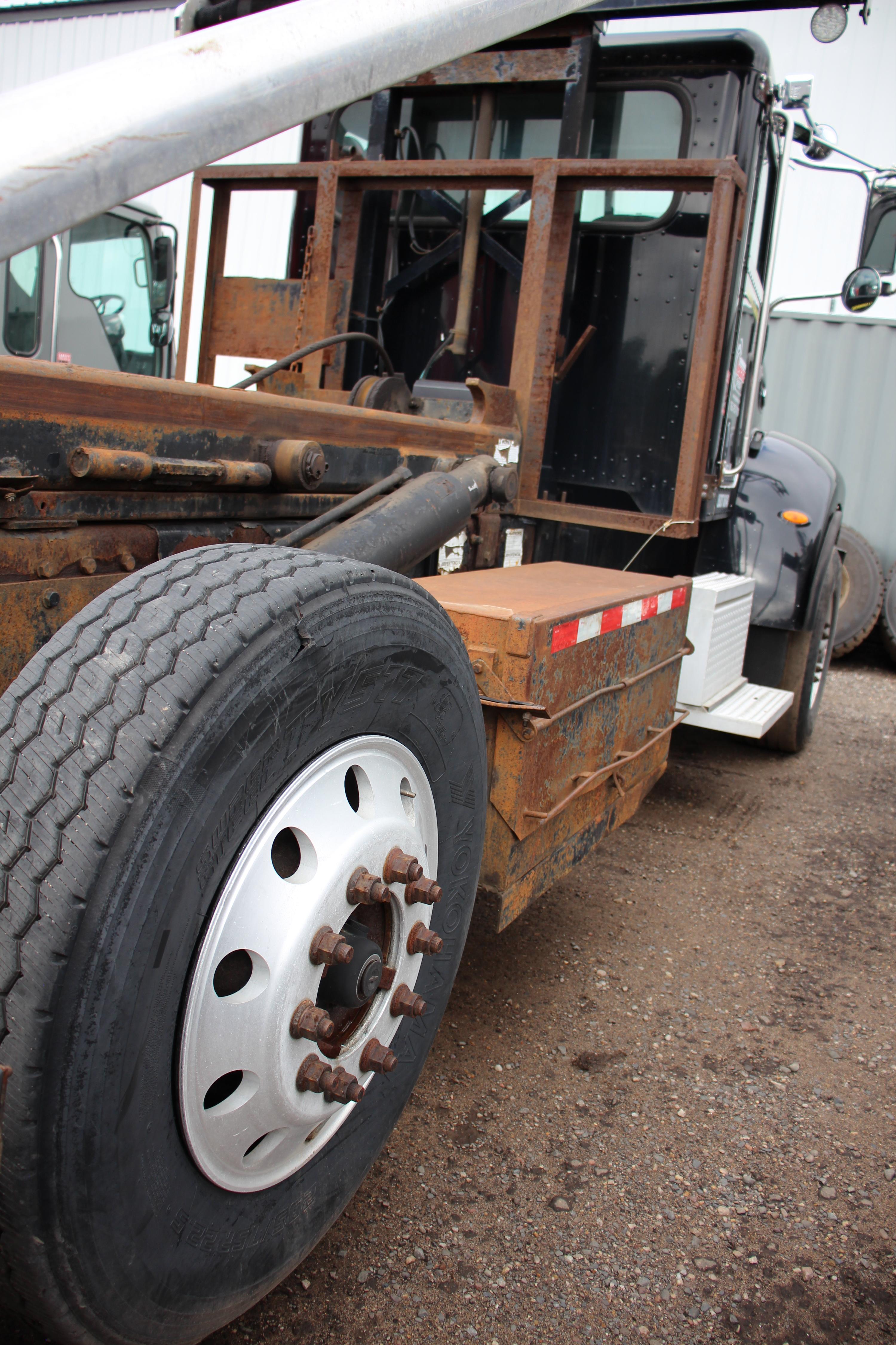 2006 Peterbilt Roll-Off - image 4