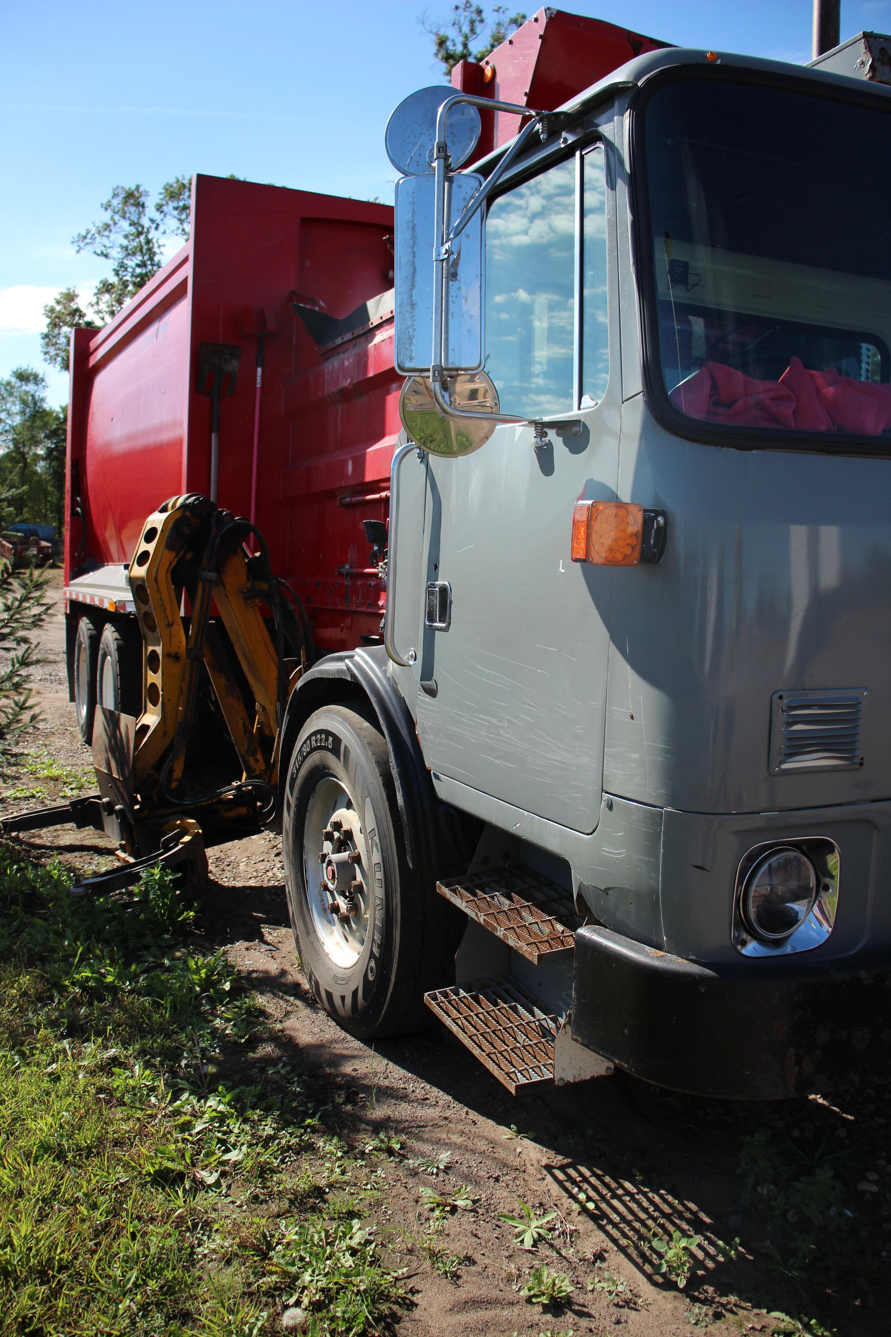 2010 Autocar McNeilus Automated Side Loader - image 3