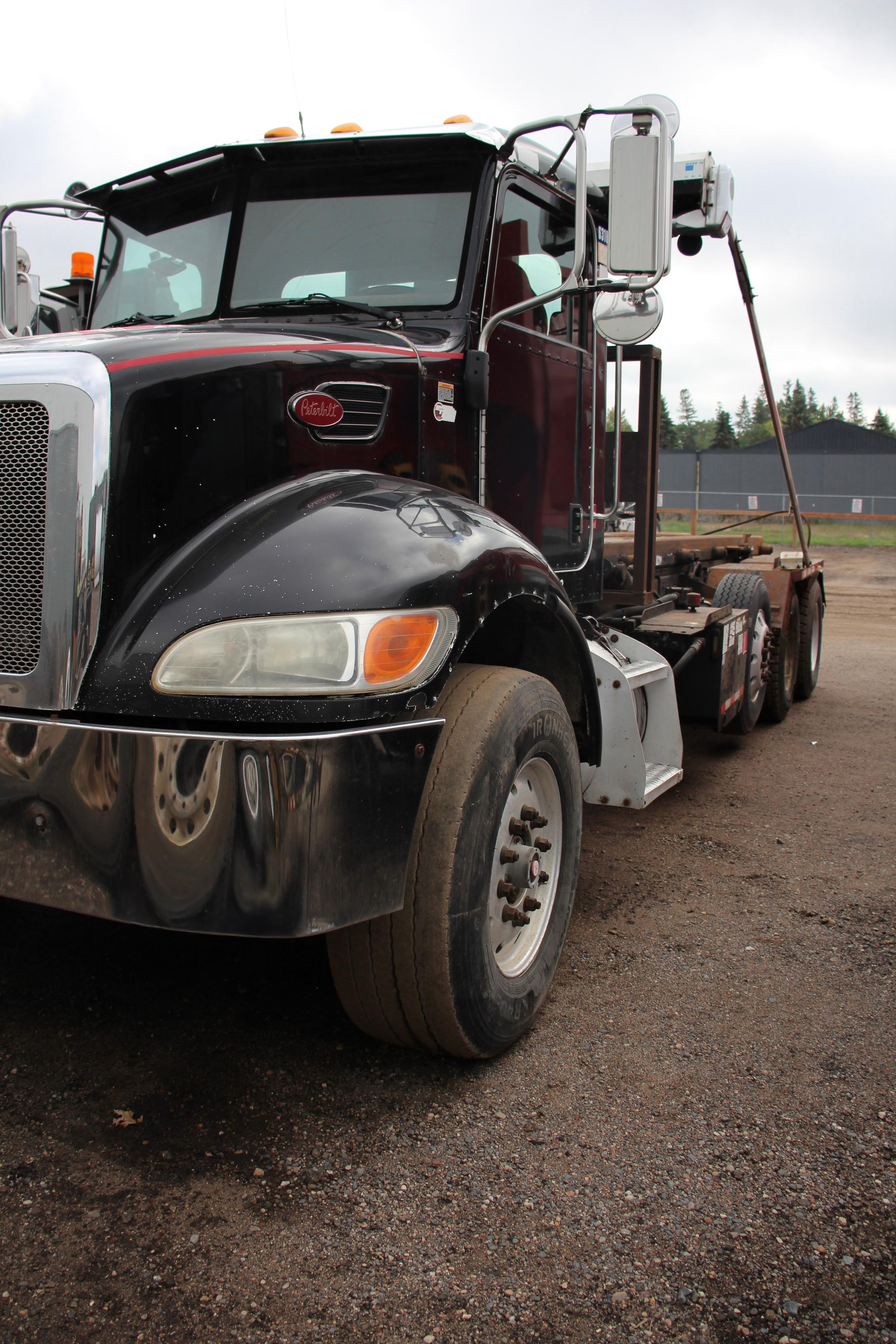 2006 Peterbilt Roll-Off - image 1