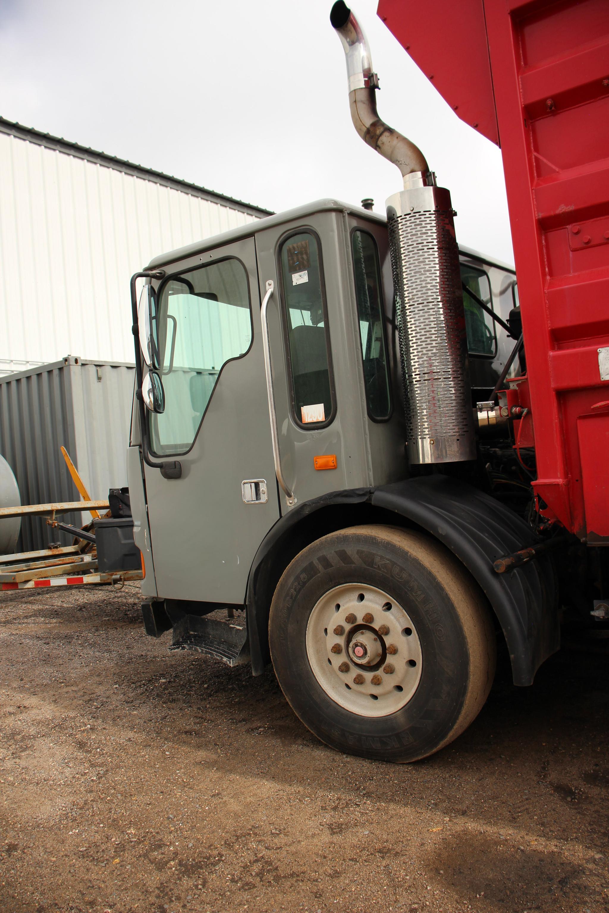 2008 McNeilus Automated Side Loader - image 5