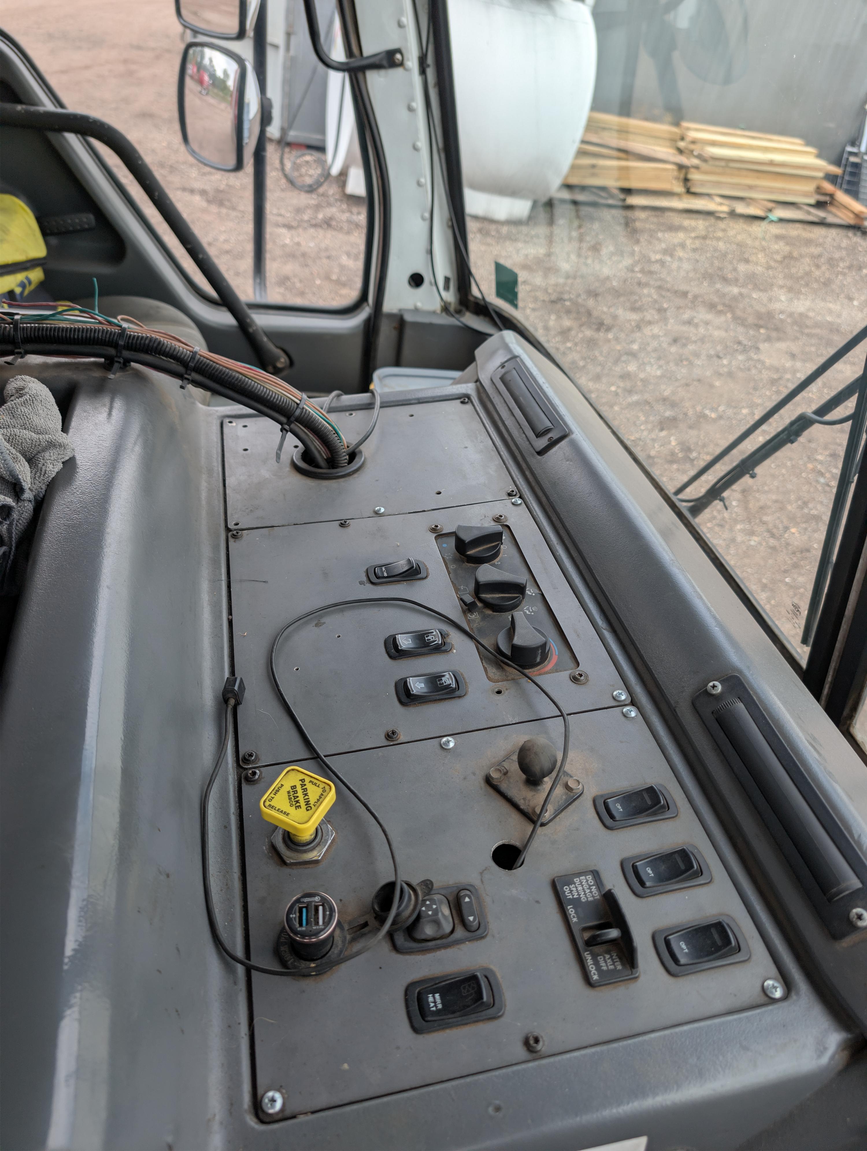 2008 McNeilus Automated Side Loader - image 12