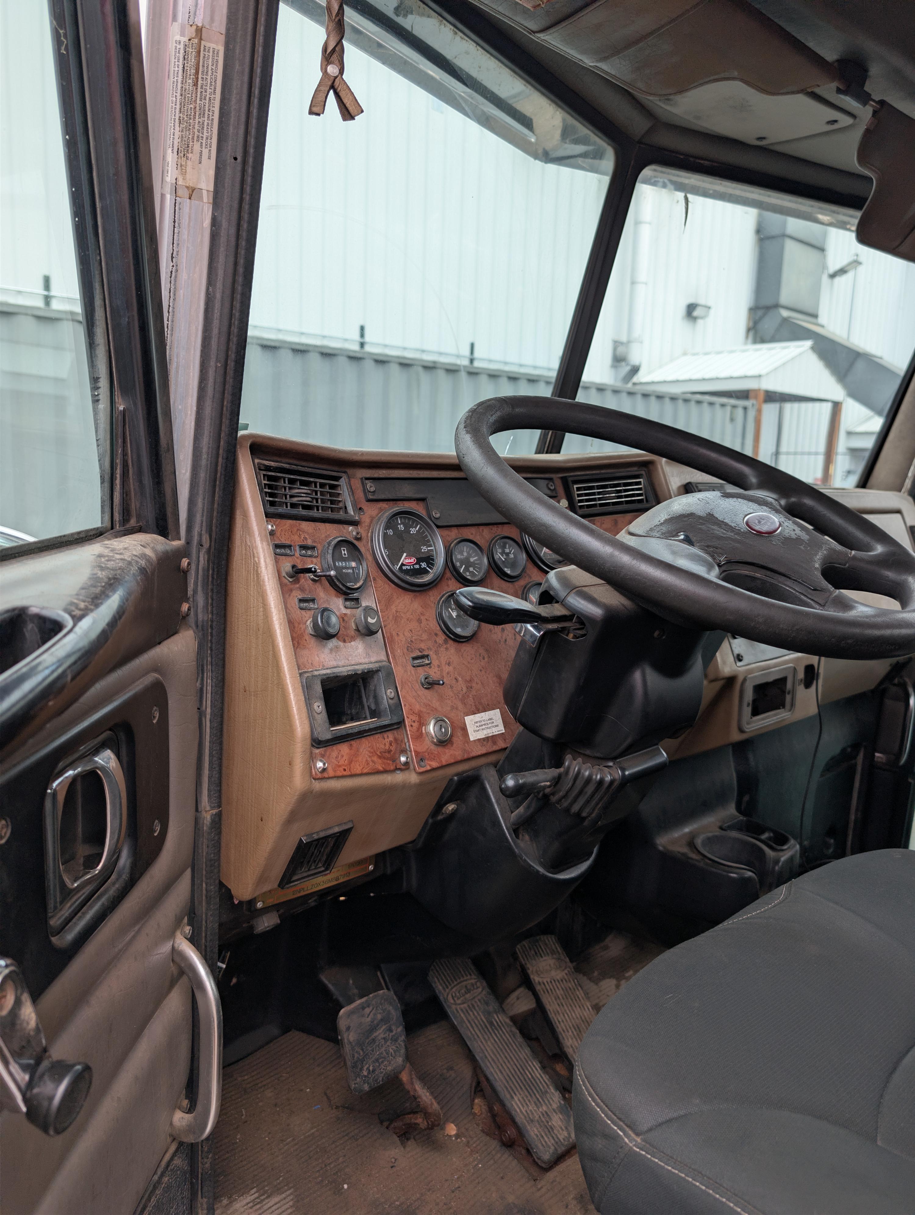 2006 Peterbilt Roll-Off - image 10