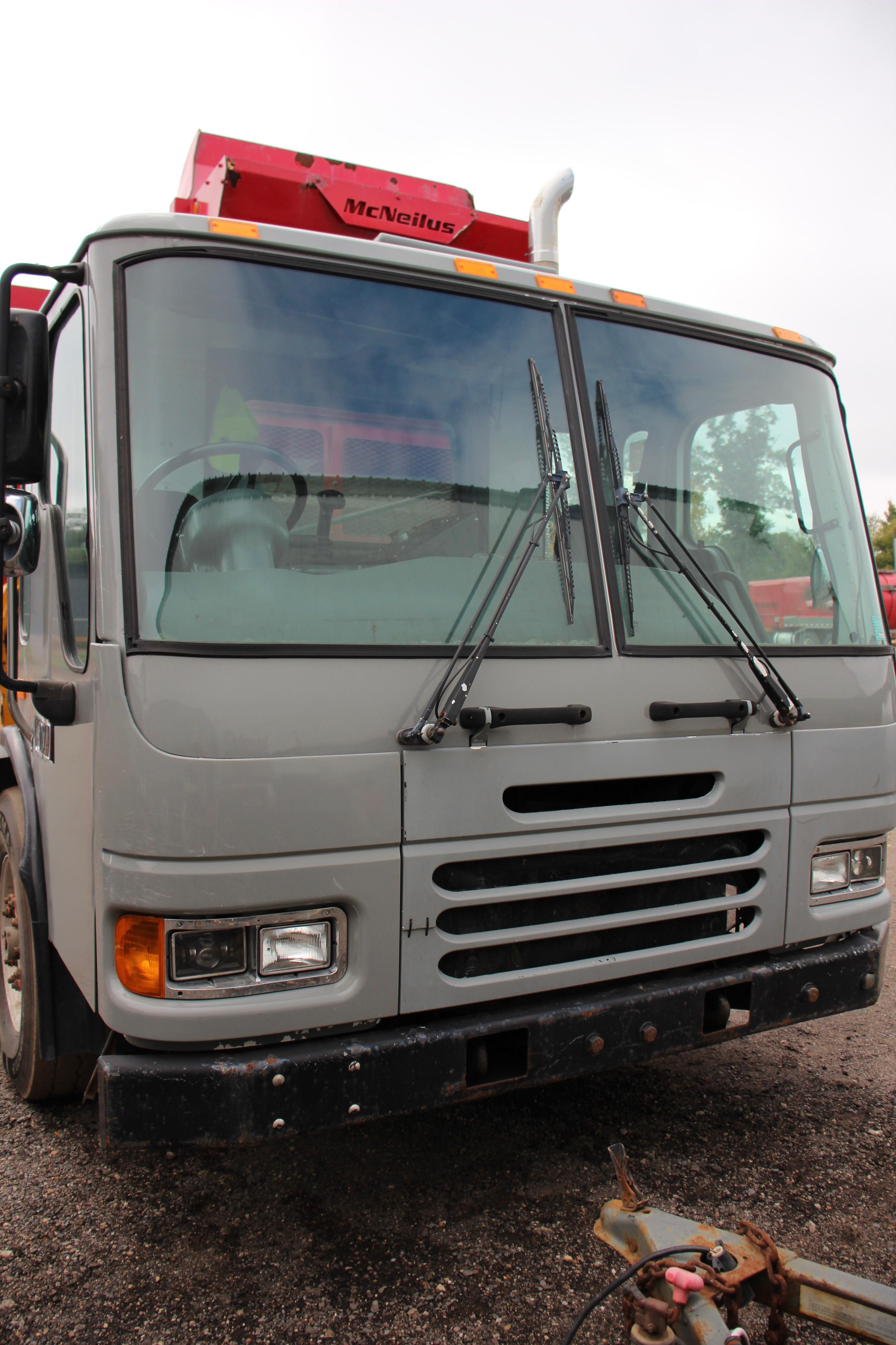 2008 McNeilus Automated Side Loader - image 2