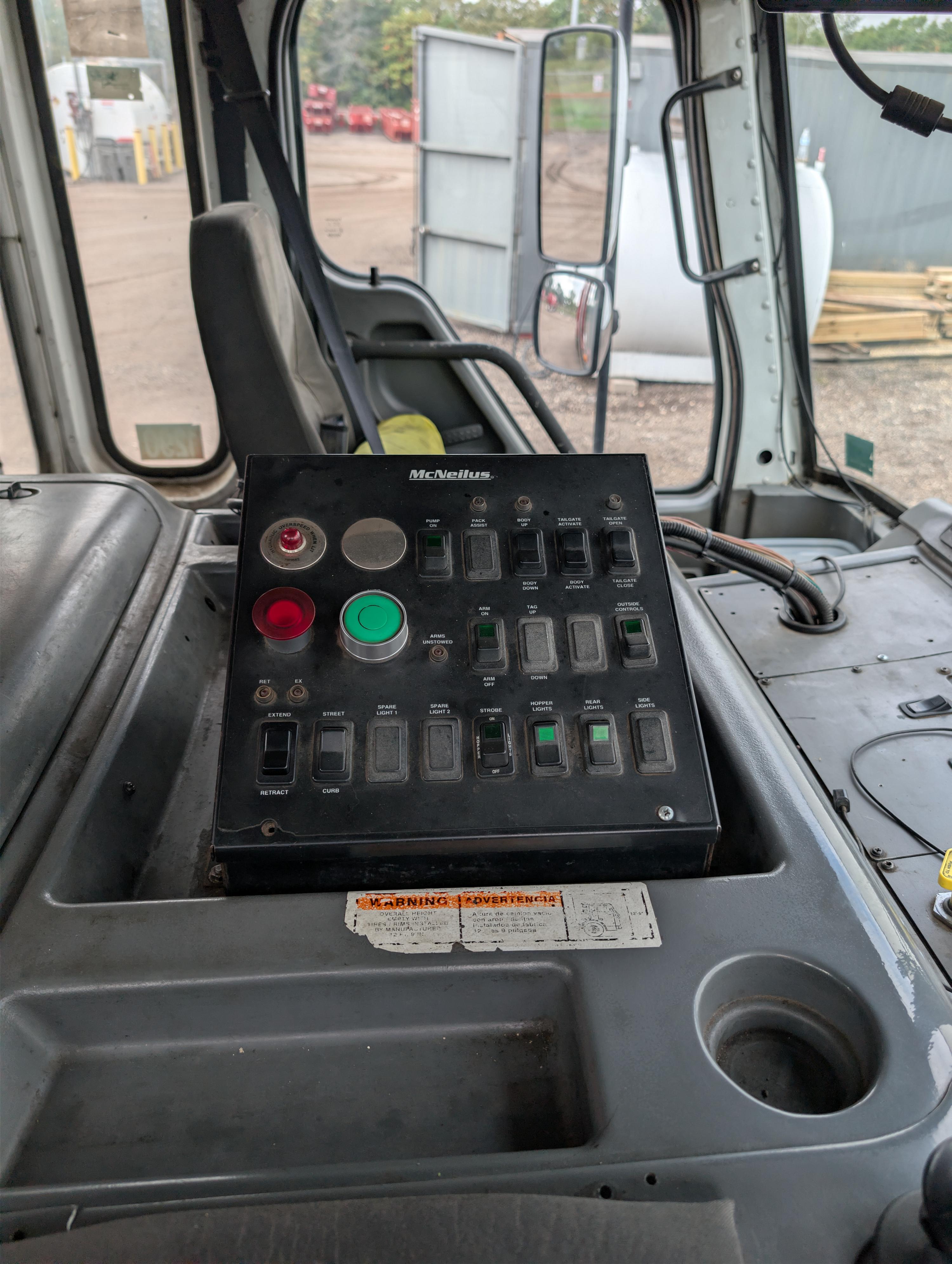 2008 McNeilus Automated Side Loader - image 14
